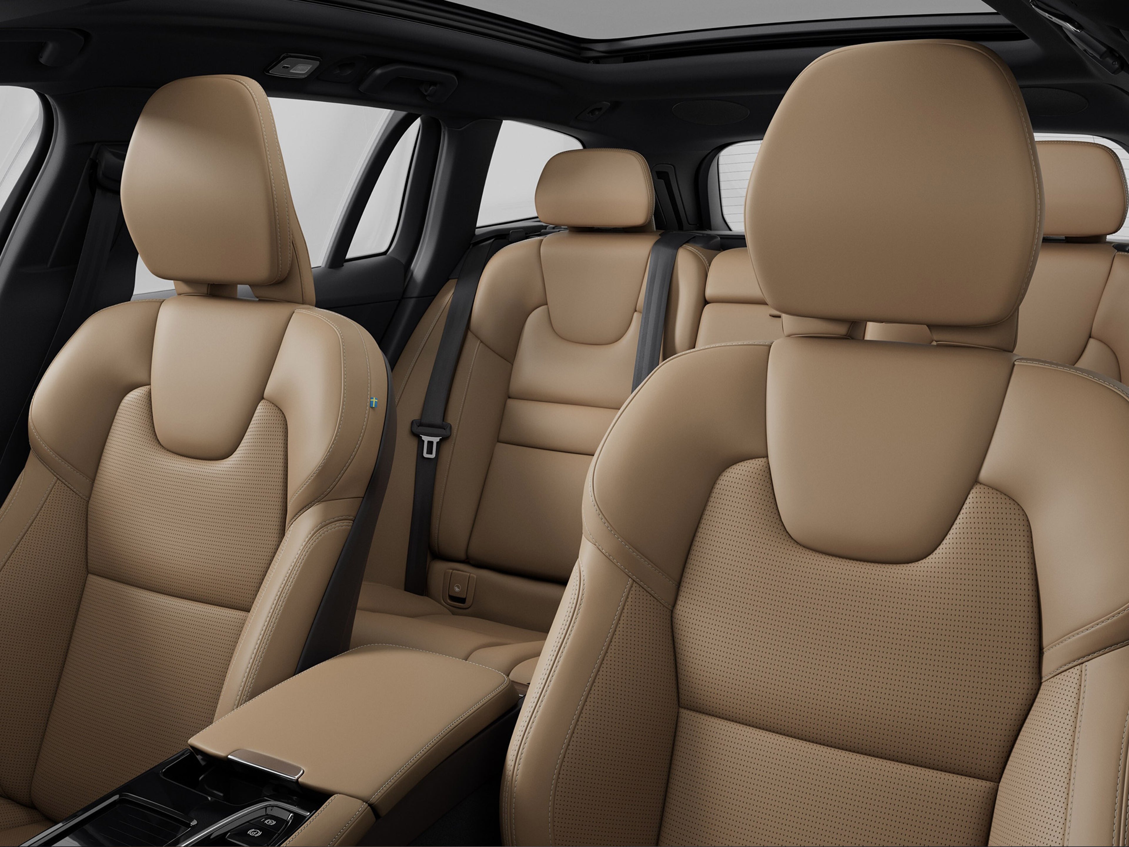 Volvo V60 lataushybridifarmarin sisätilojen Amber -värisellä tuuletetulla nappanahalla verhotut istuimet.