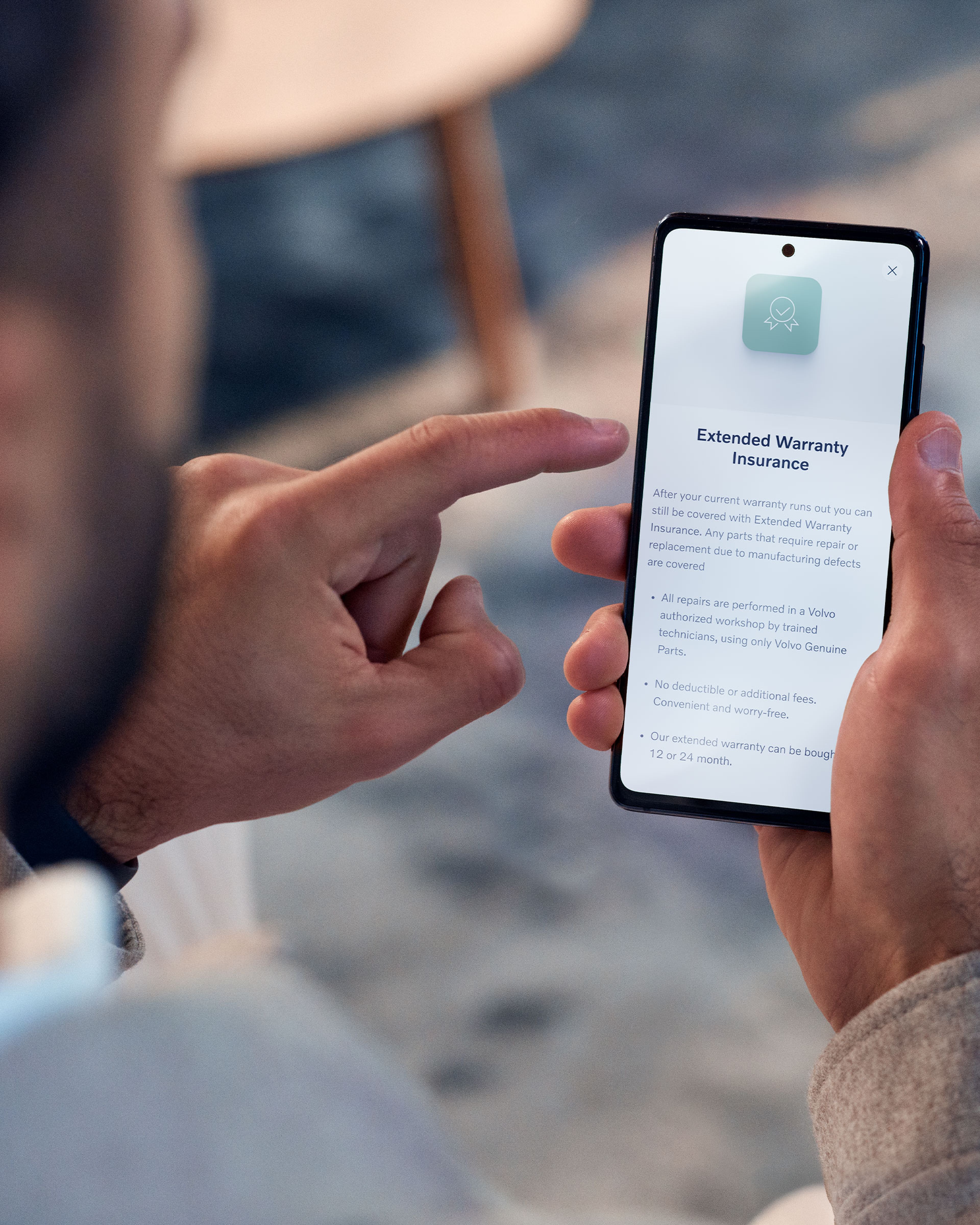 Ein Mann hält ein Smartphone in der Hand