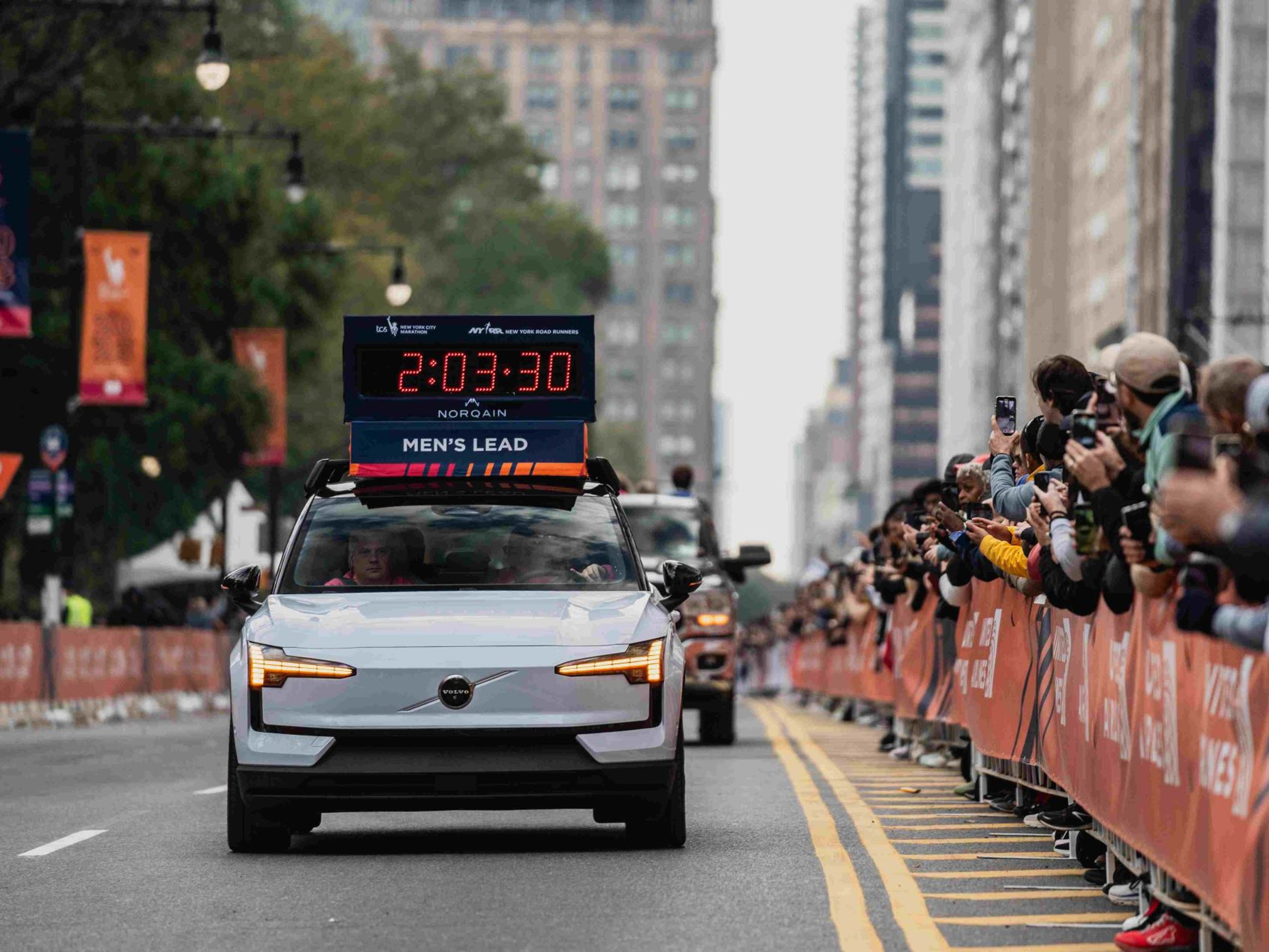 Volvo Cars running club - Volvo EX30 driving in New York Marathon