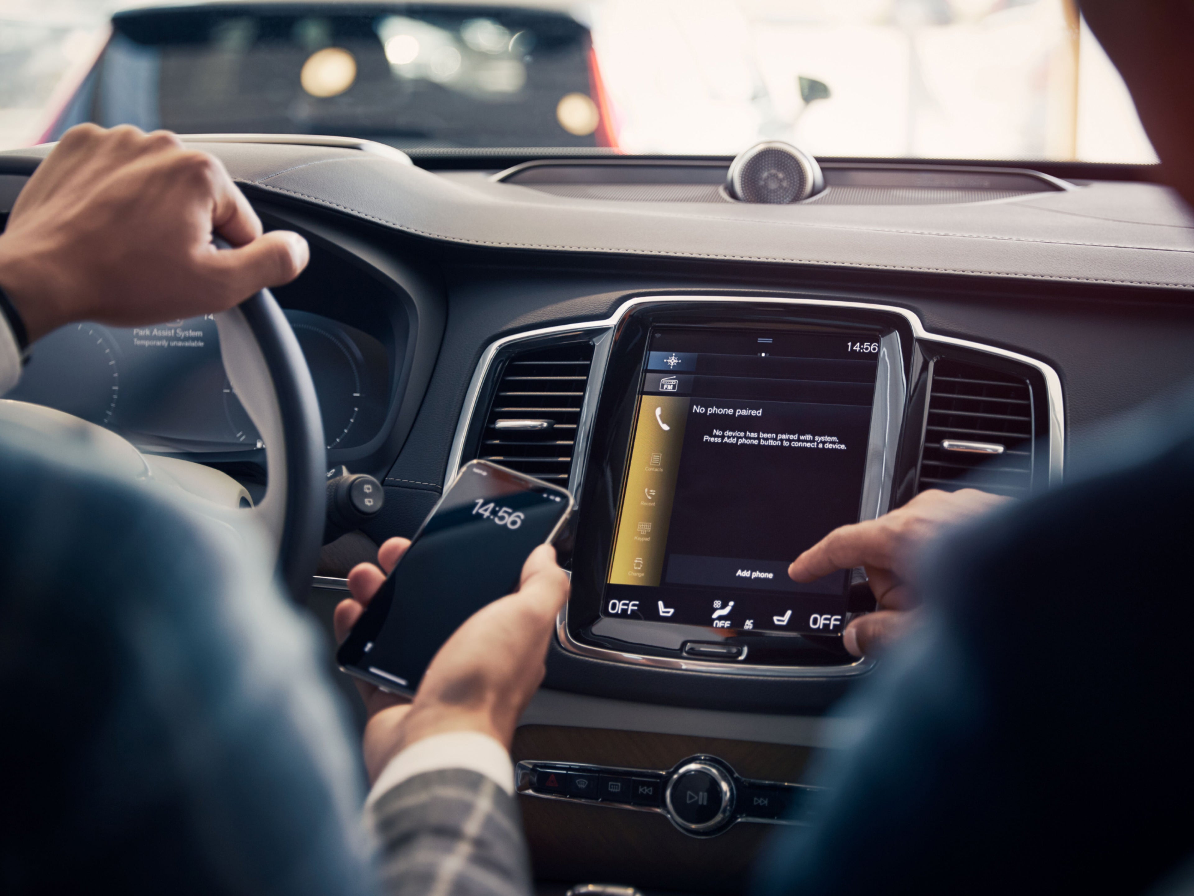 El brazo de una persona conduciendo un vehículo.