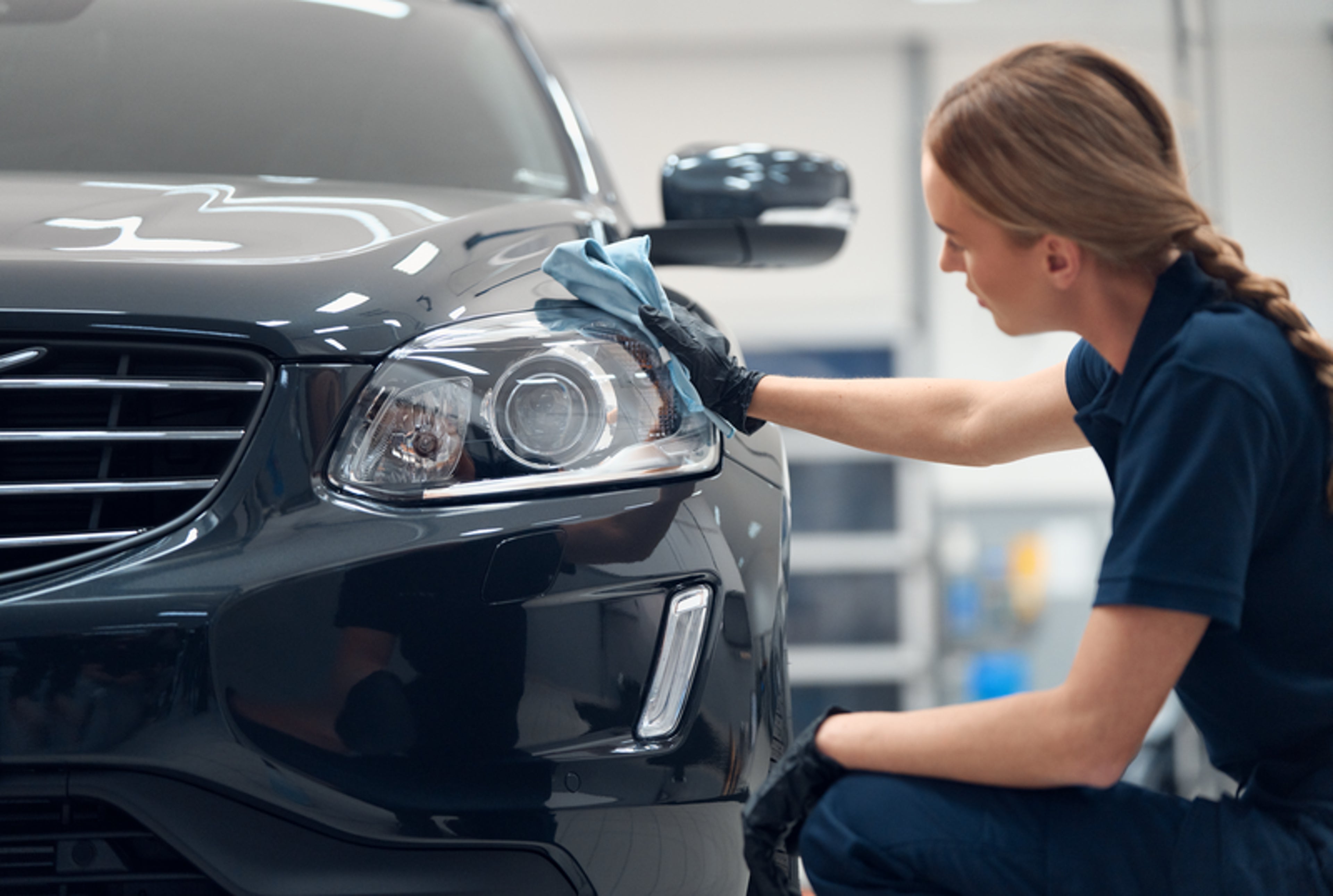 Pracownik serwisu Volvo przy samochodzie