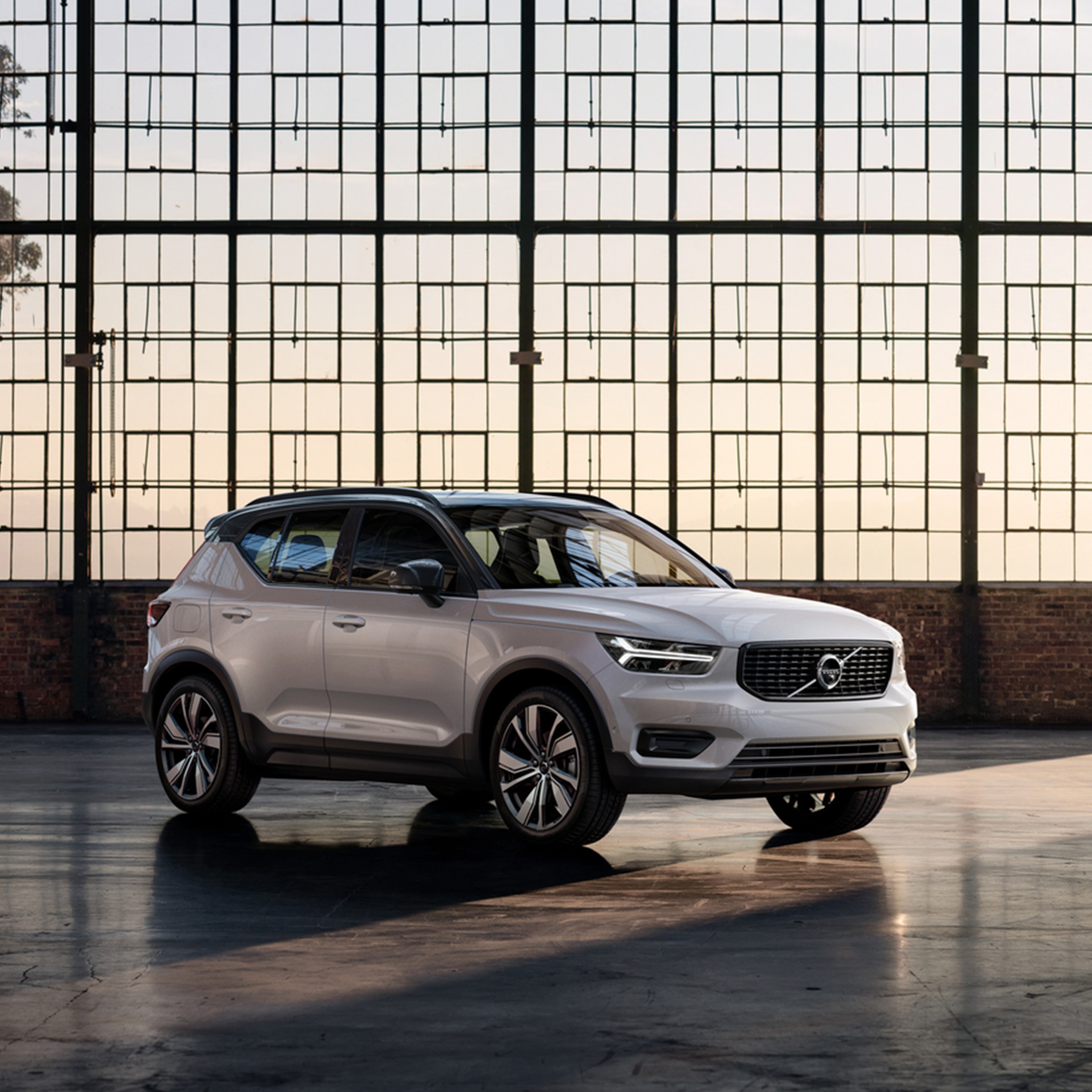 Crystal White Pearl -värinen Volvo XC40 lataushybridi pysäköitynä halliin.