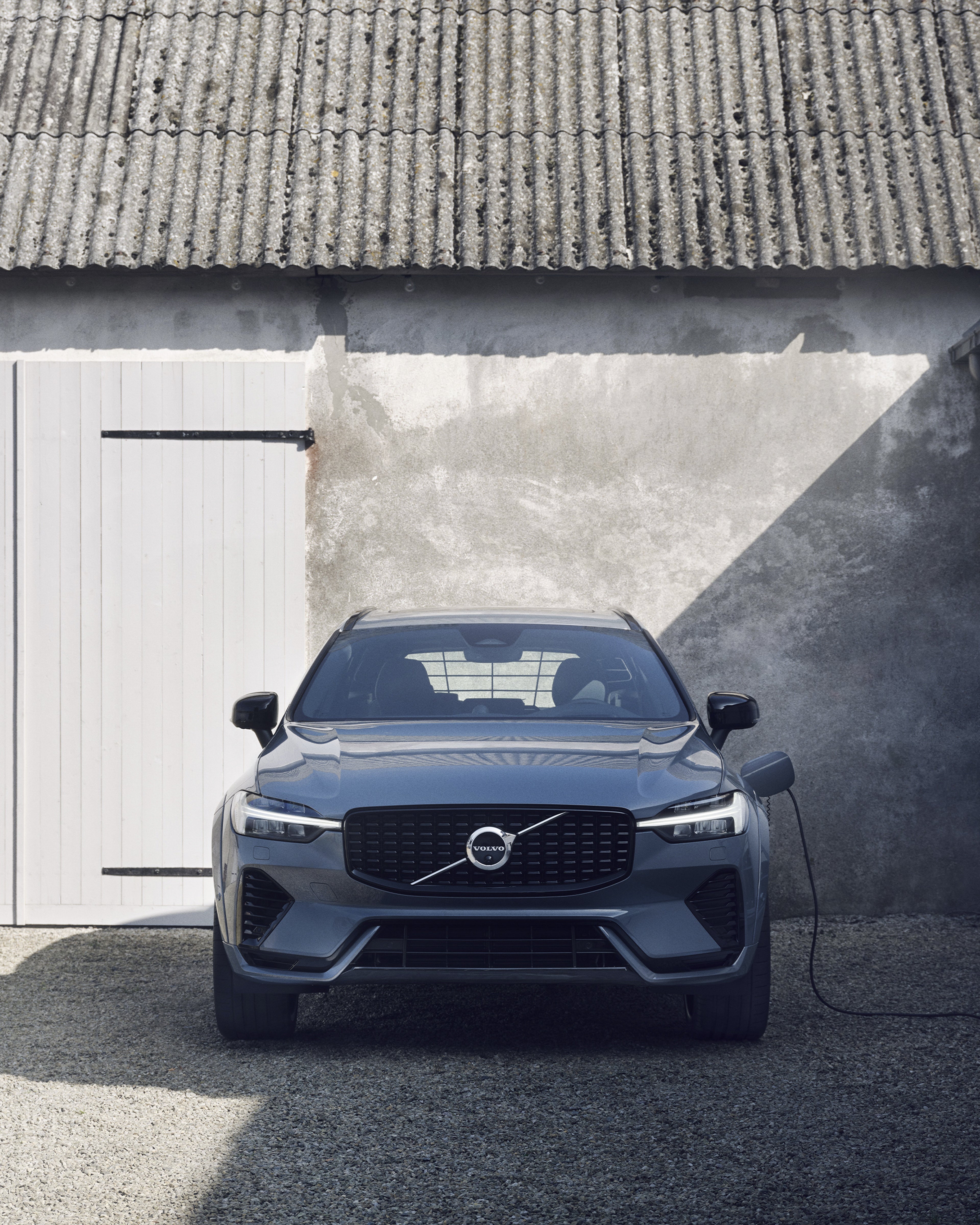 Un vehículo Volvo Recharge conectado a su cable de carga.