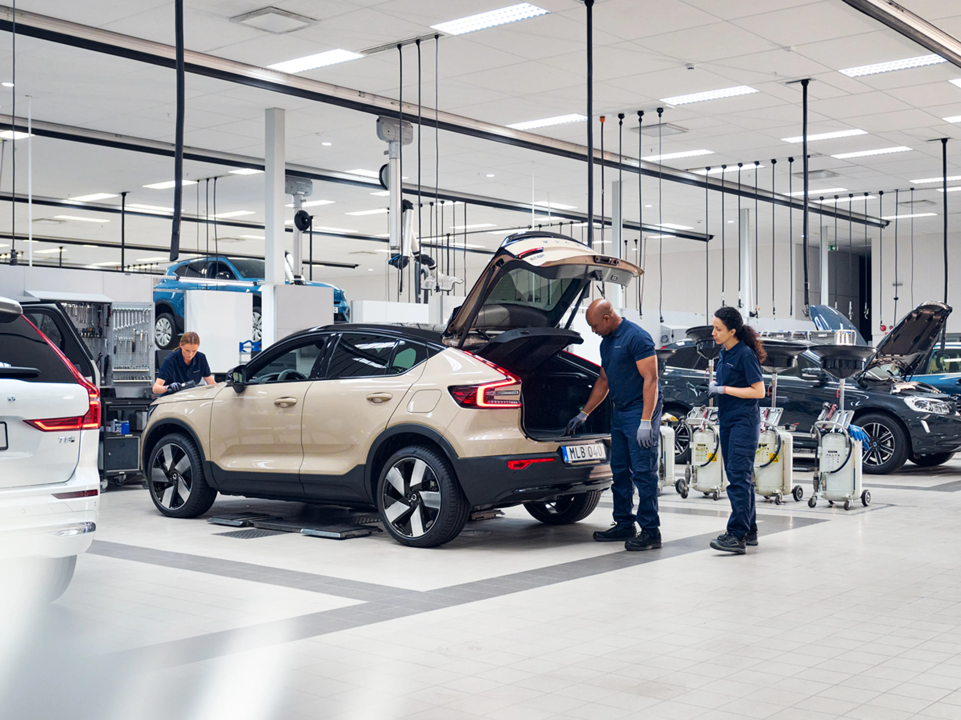 Servicetekniker står vid Volvo EC40