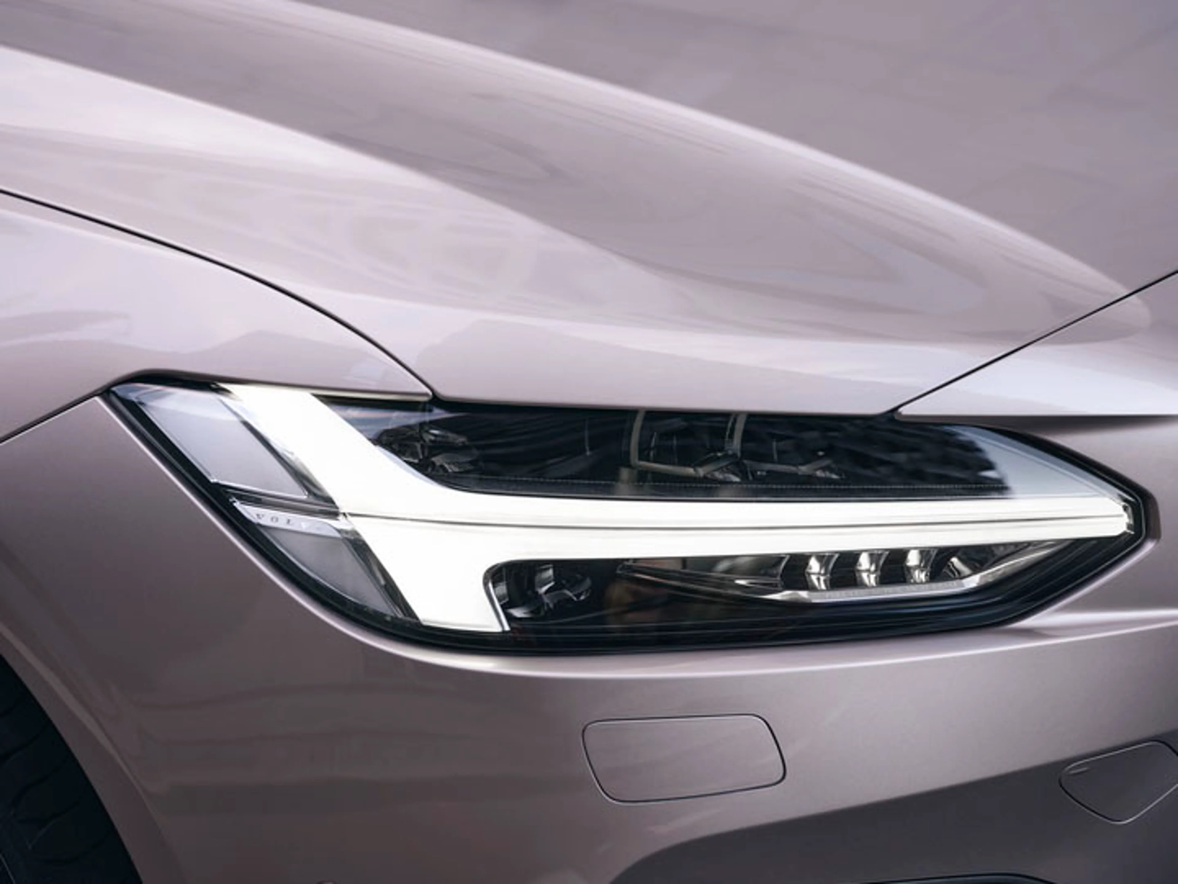 Faros martillo de Thor Volvo