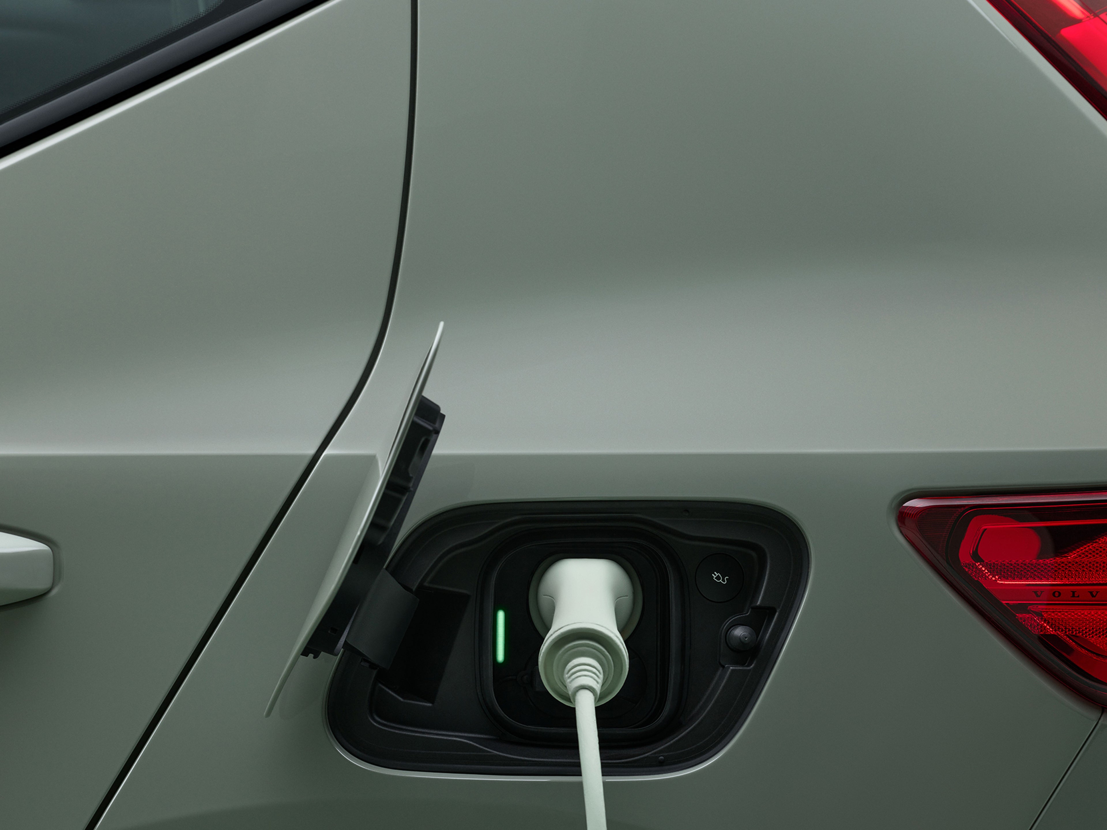 Volvo a carregar com foco no cabo de carregamento