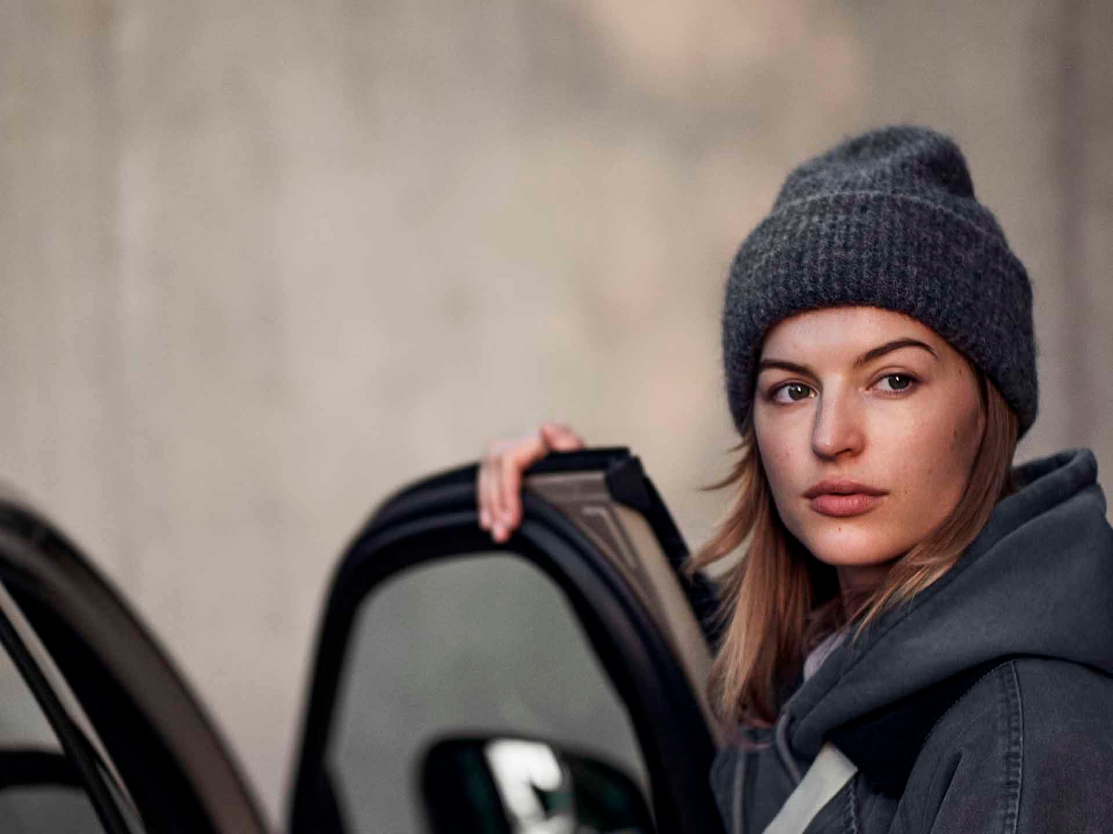Una chica con la puerta abierta de un coche Volvo