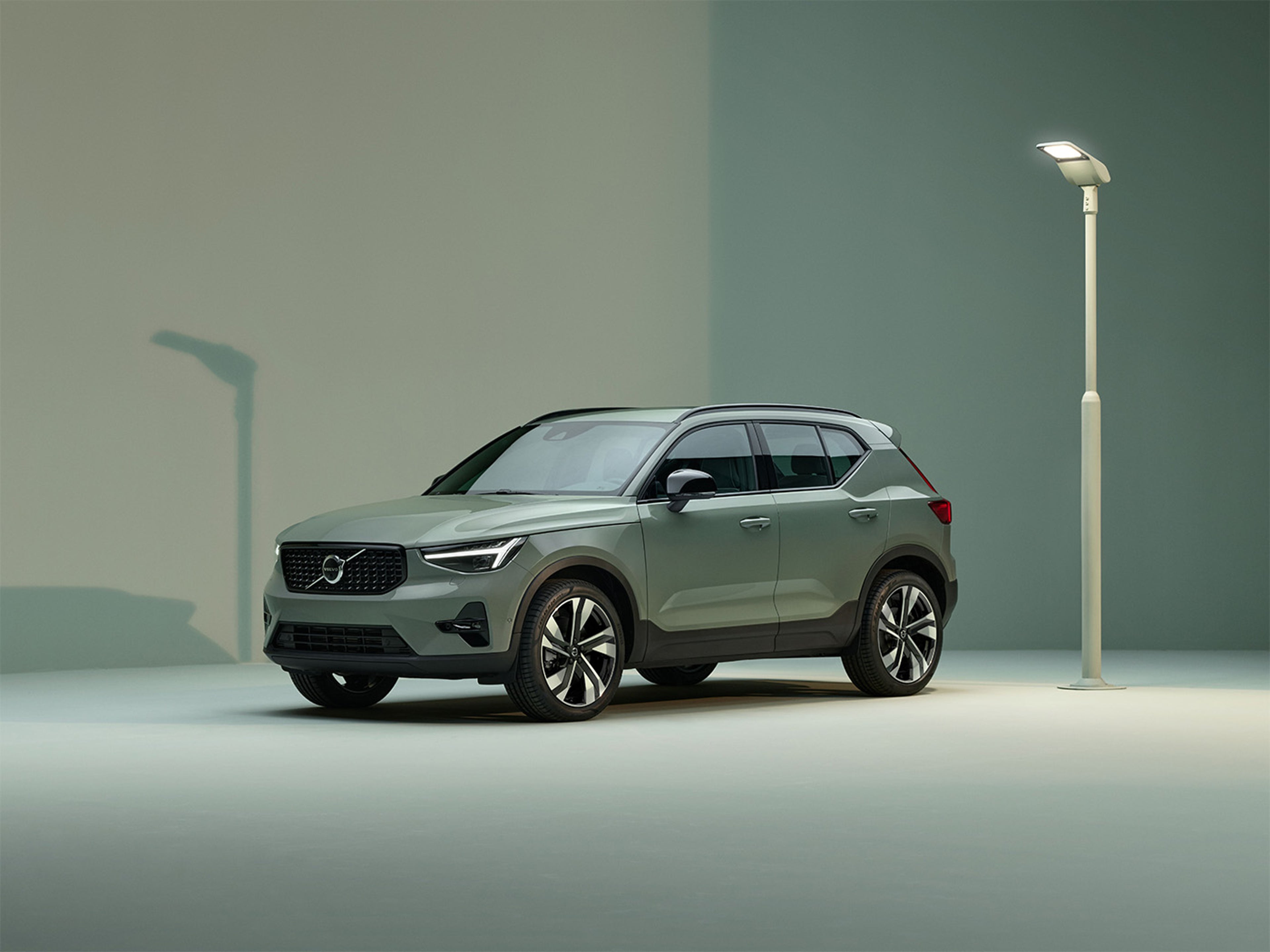 Volvo XC40 v studijskem okolju z osvetlitvijo.