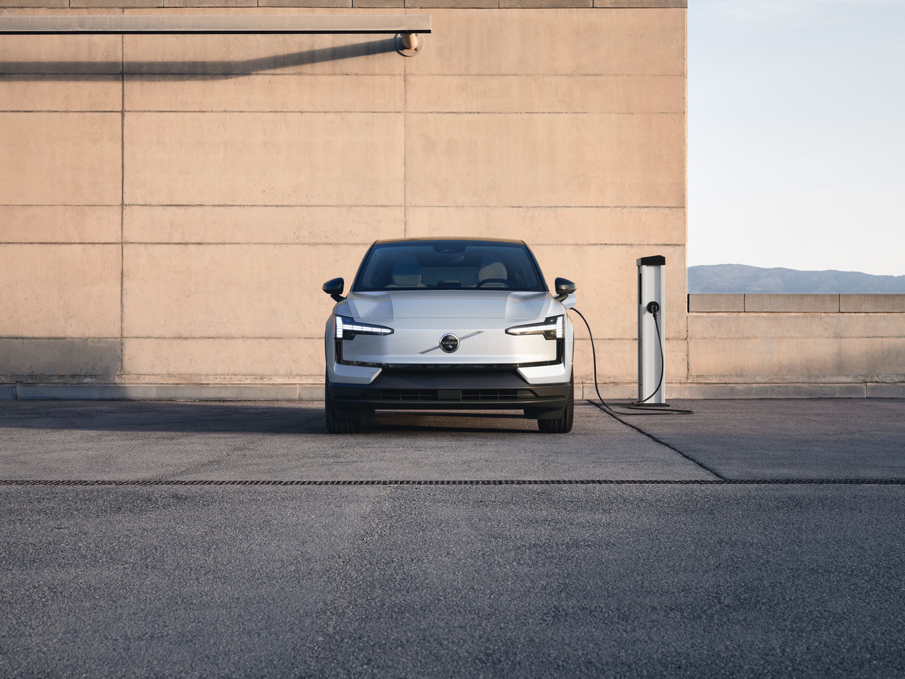 EX30 grise de face et en charge