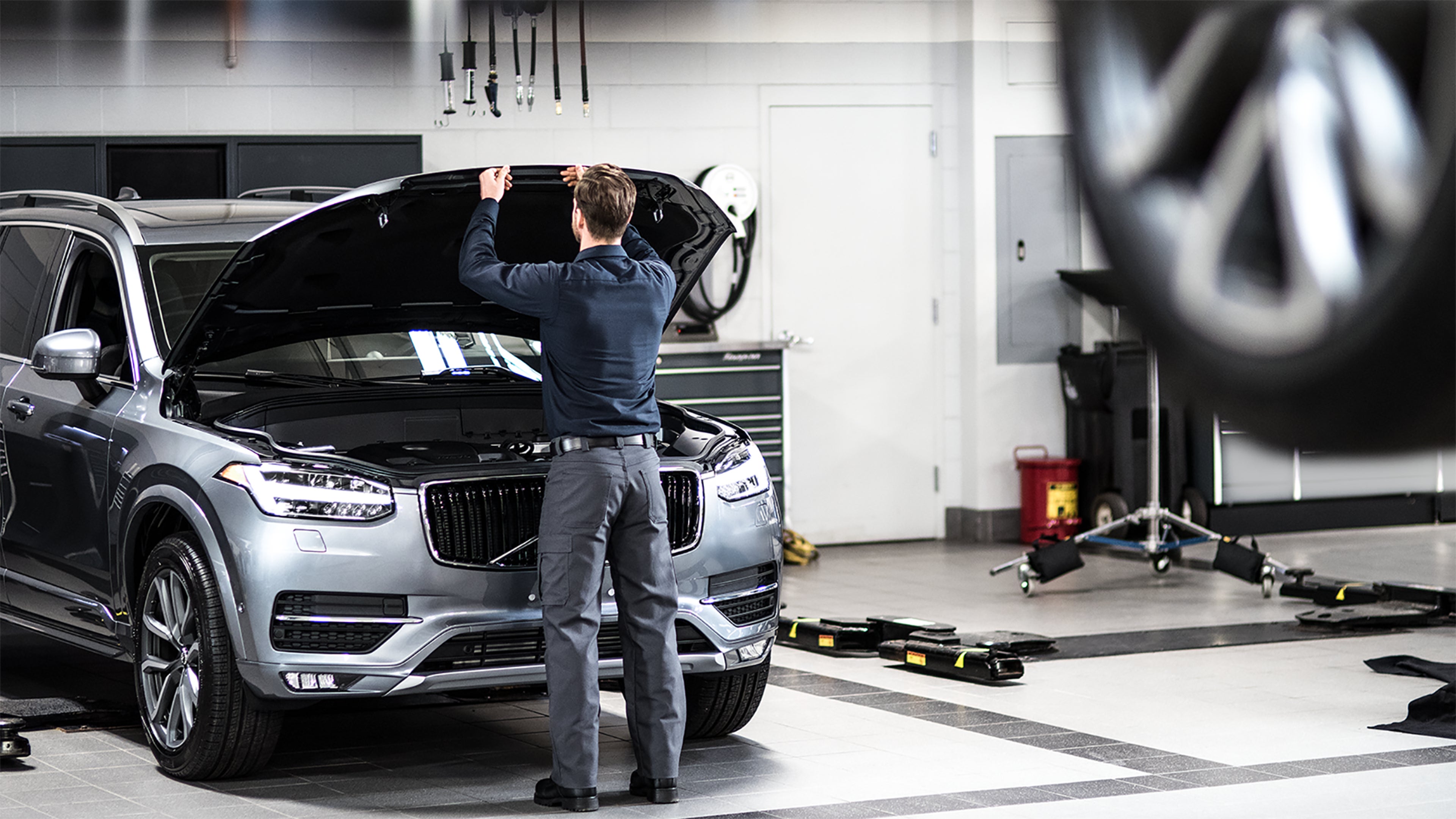 Homme en train de réparer une voiture Volvo