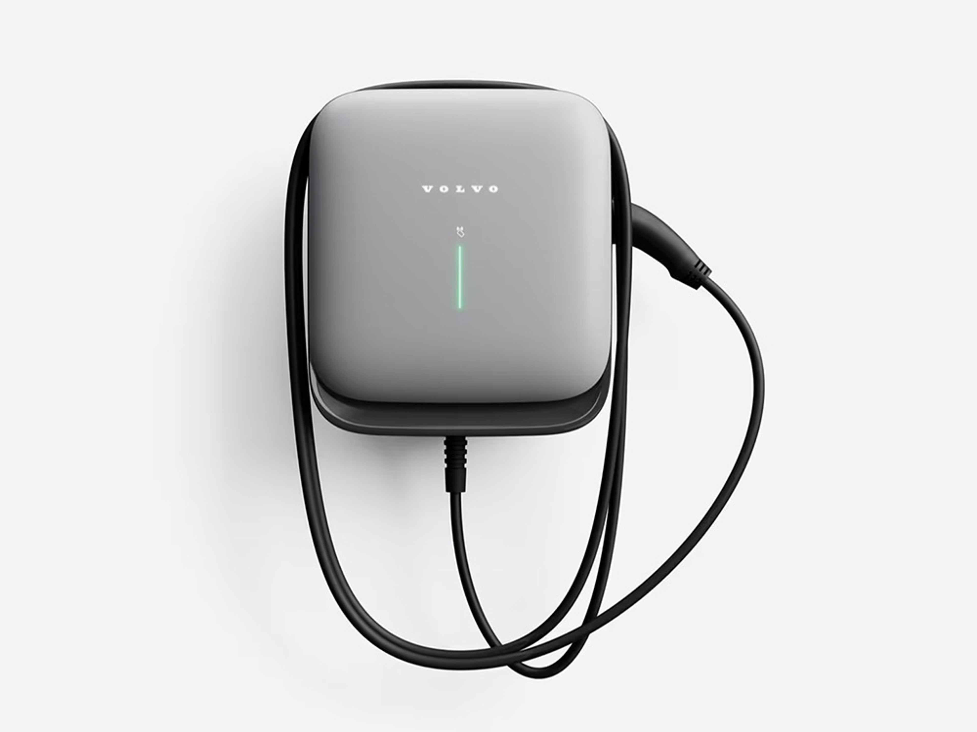 Een Volvo Wallbox-laadstation voor elektrische auto's is aan de muur bevestigd.