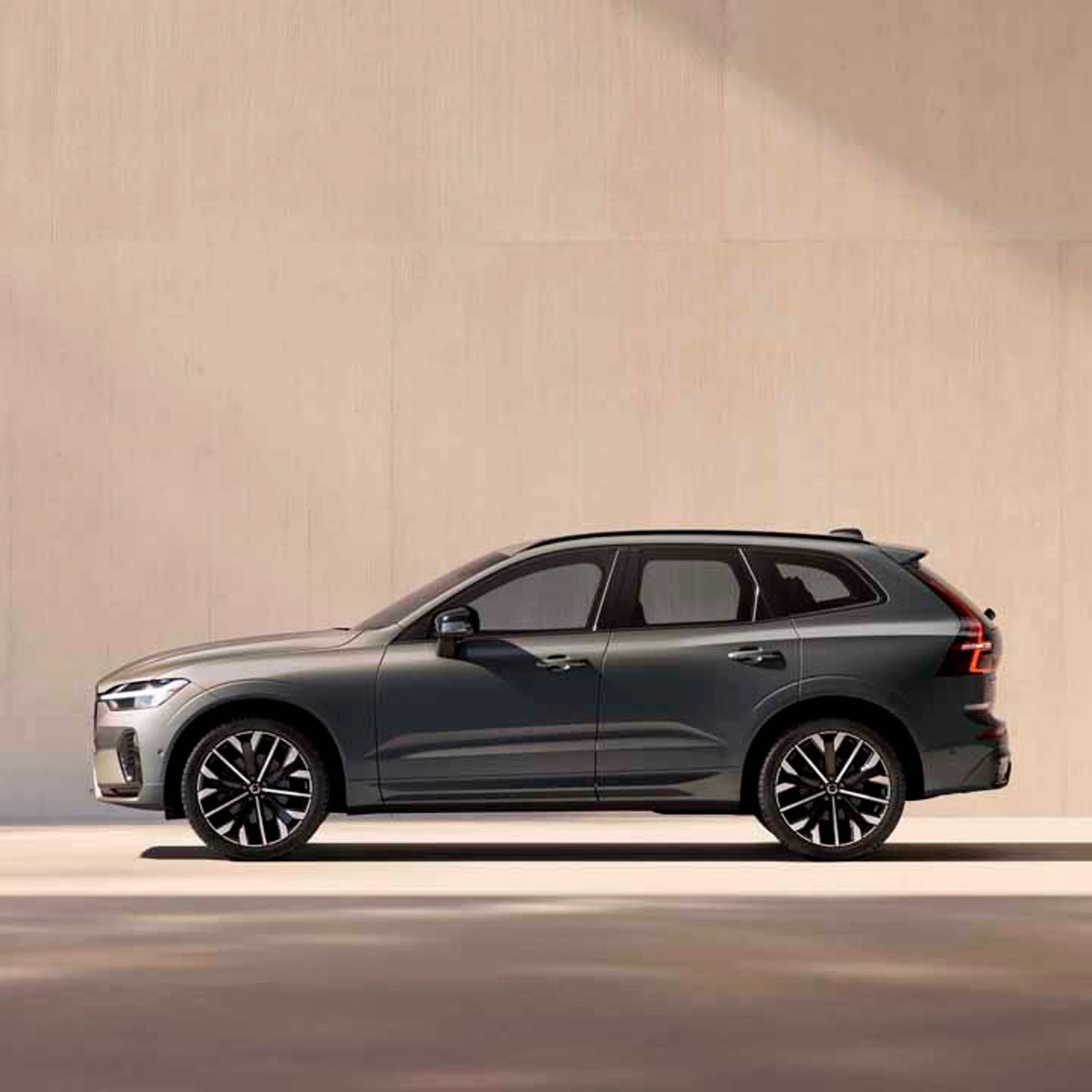 Volvo XC60 mild hybrid vista lateral destacando sus luces LED y sus poderosas líneas SUV