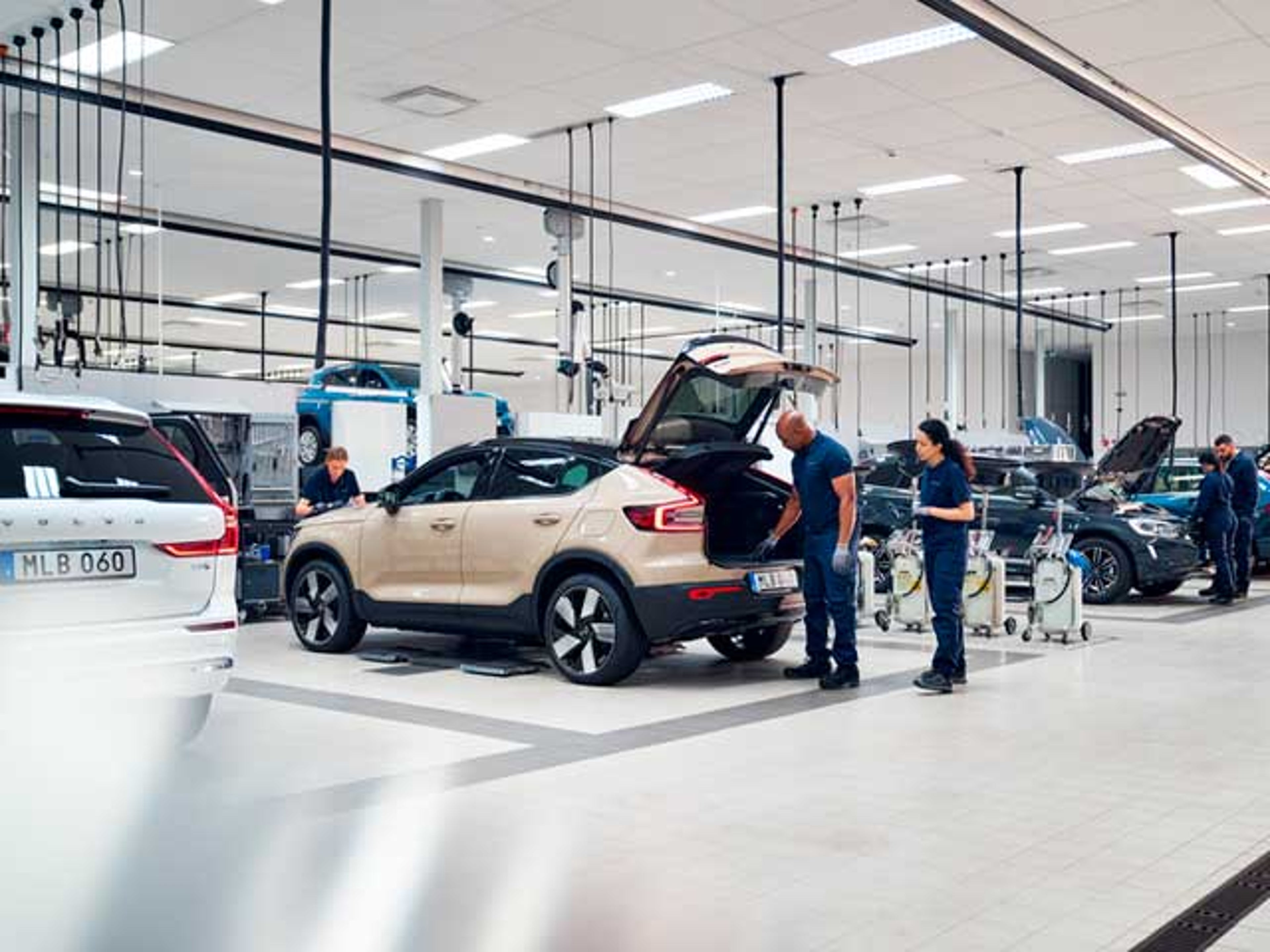 Taller Volvo con unos técnicos de la instalación oficial revisando un vehículo