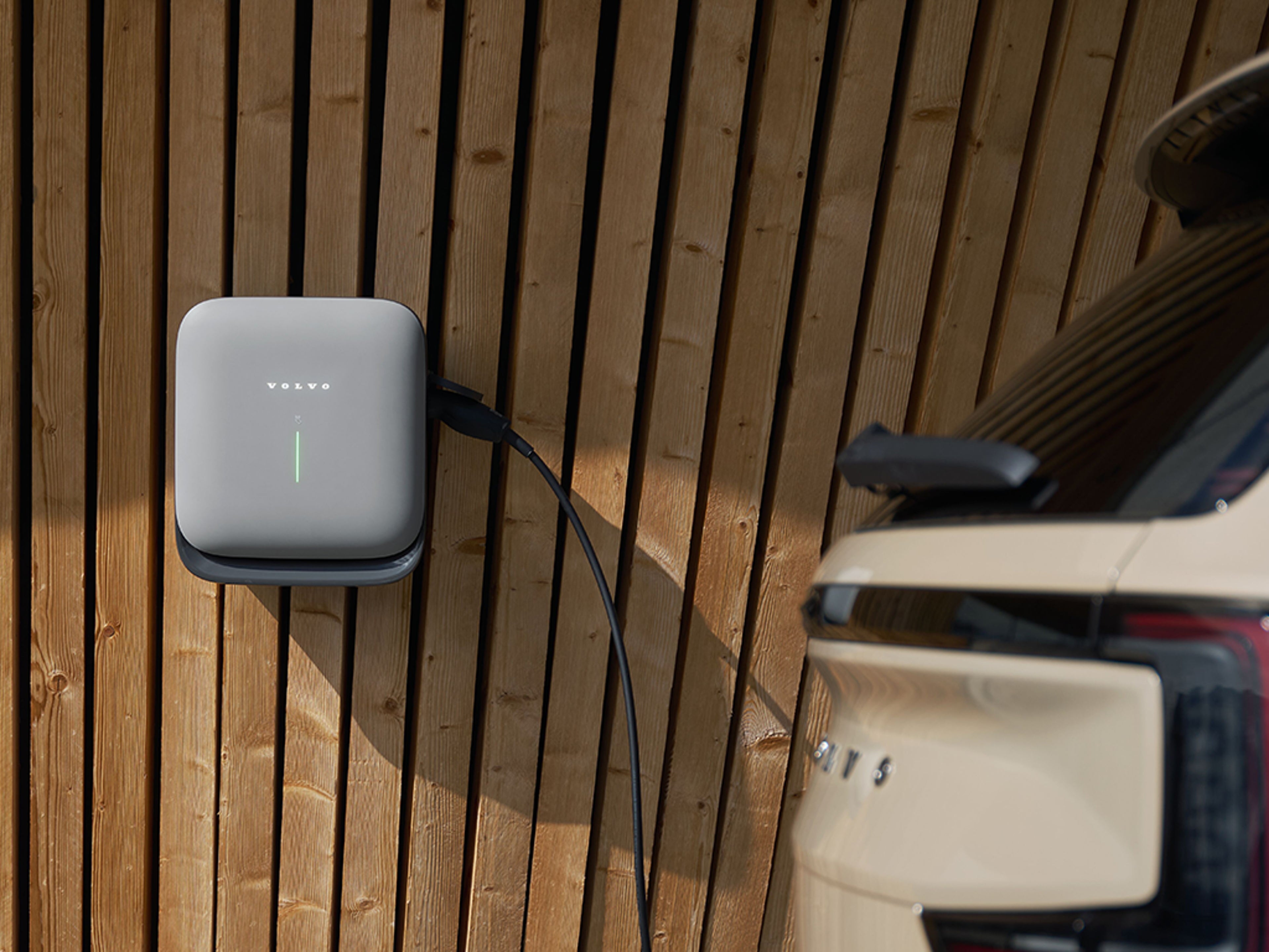Ein Volvo EX90 an einer Wallbox.