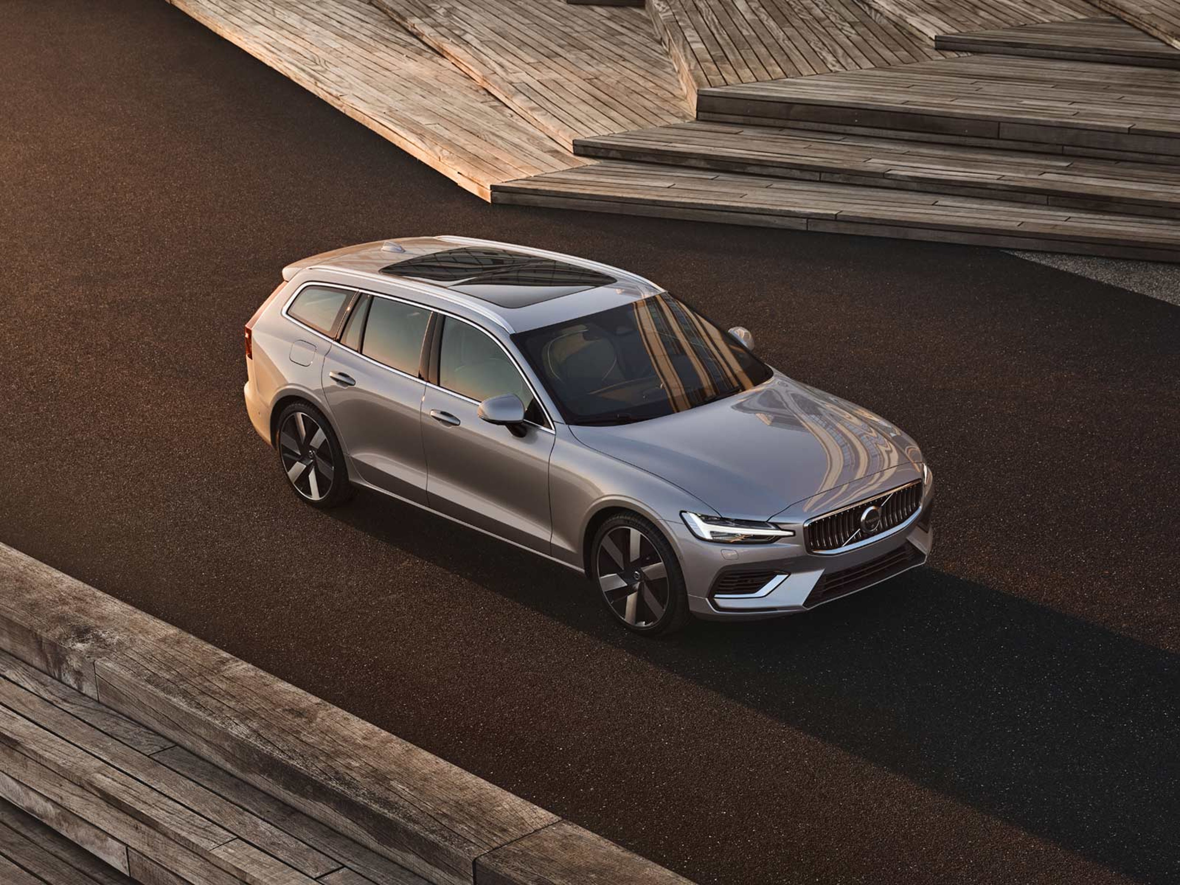 Silvrig V90 som kör på brunt underlag