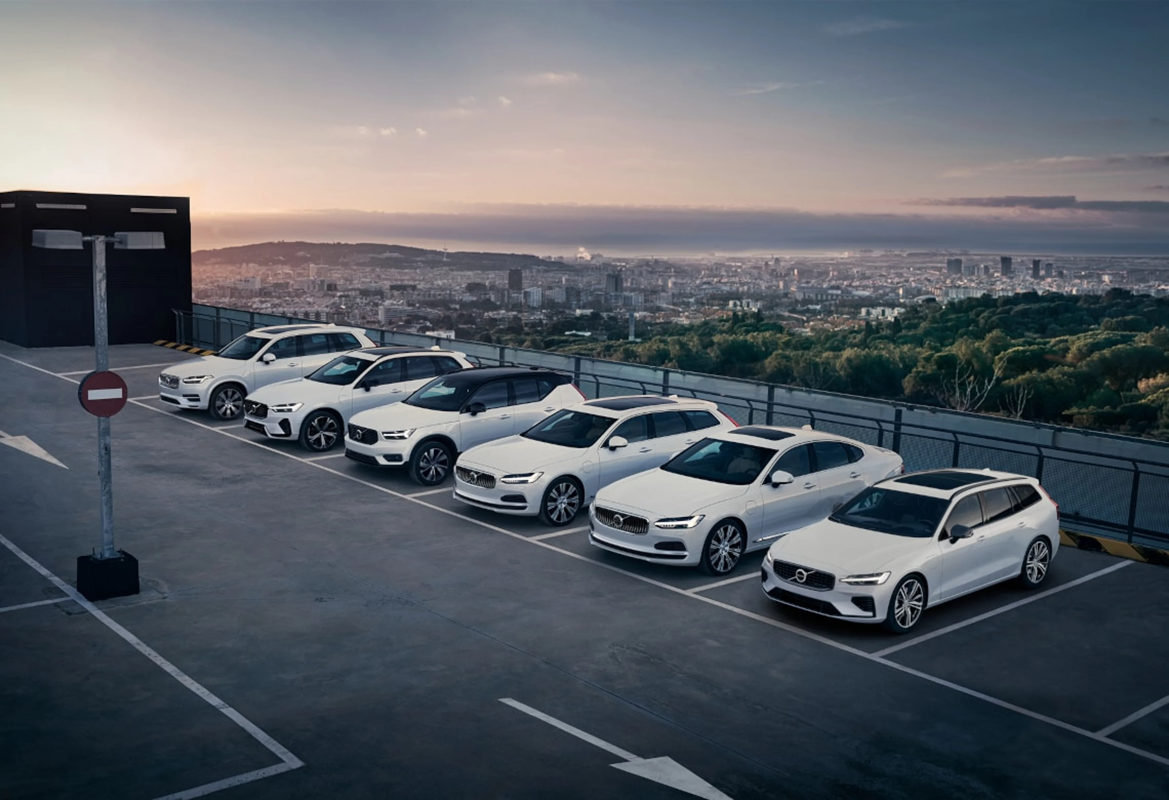 Volvo Range steht auf einem Parkhausdach