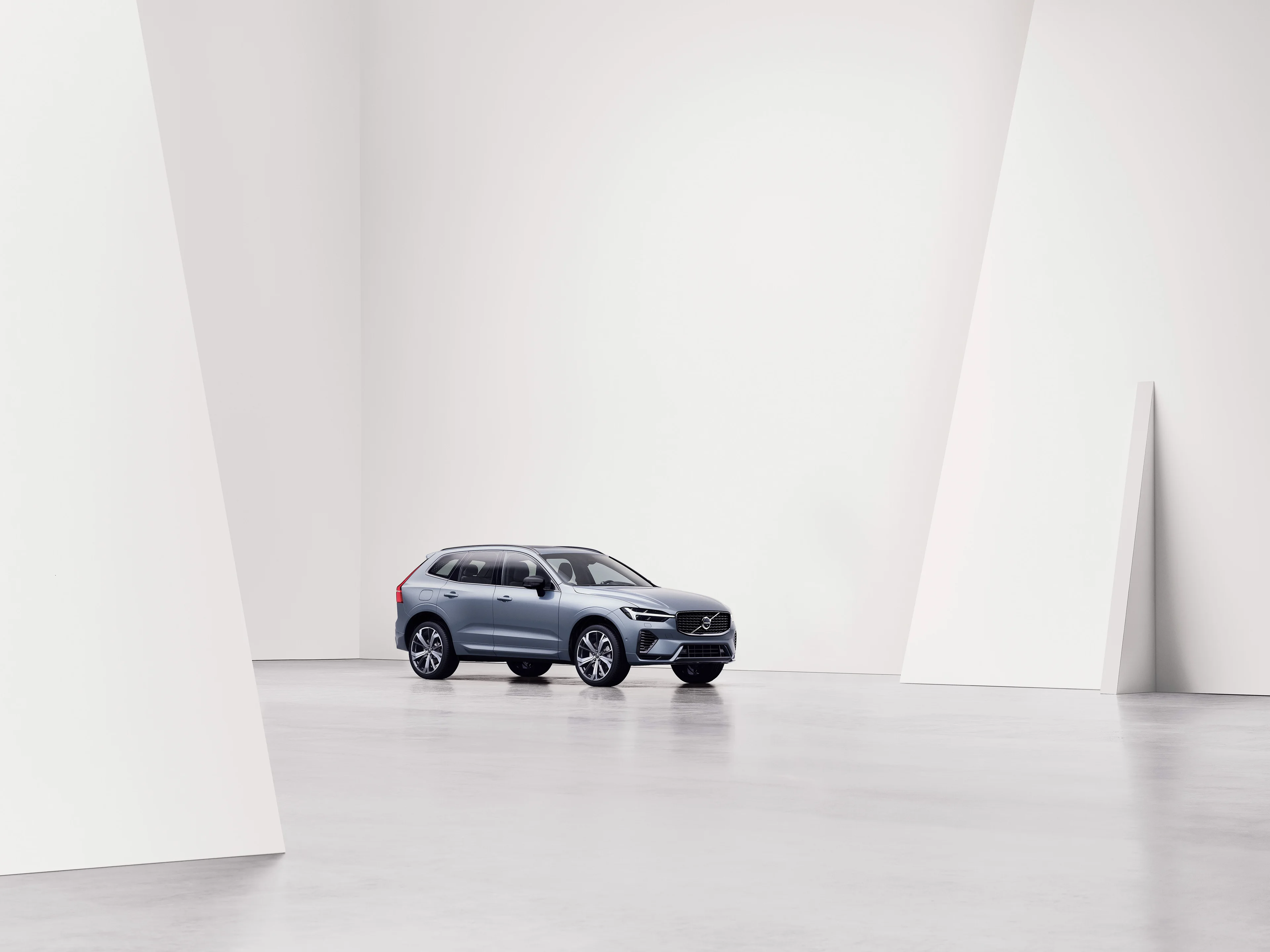 Volvo XC60 stojące przodobokiem na białym tle