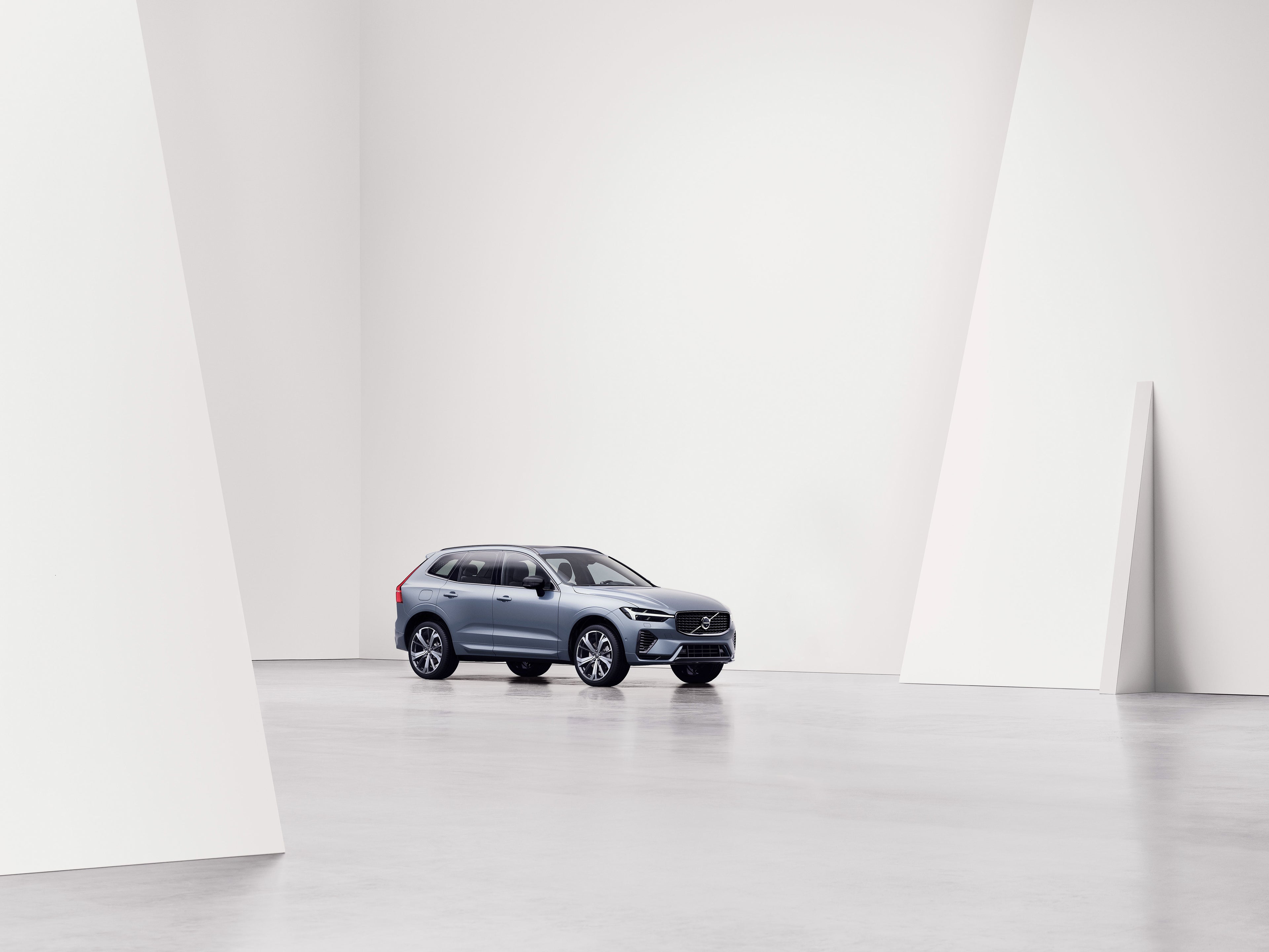 Volvo XC60 stojące przodobokiem na białym tle