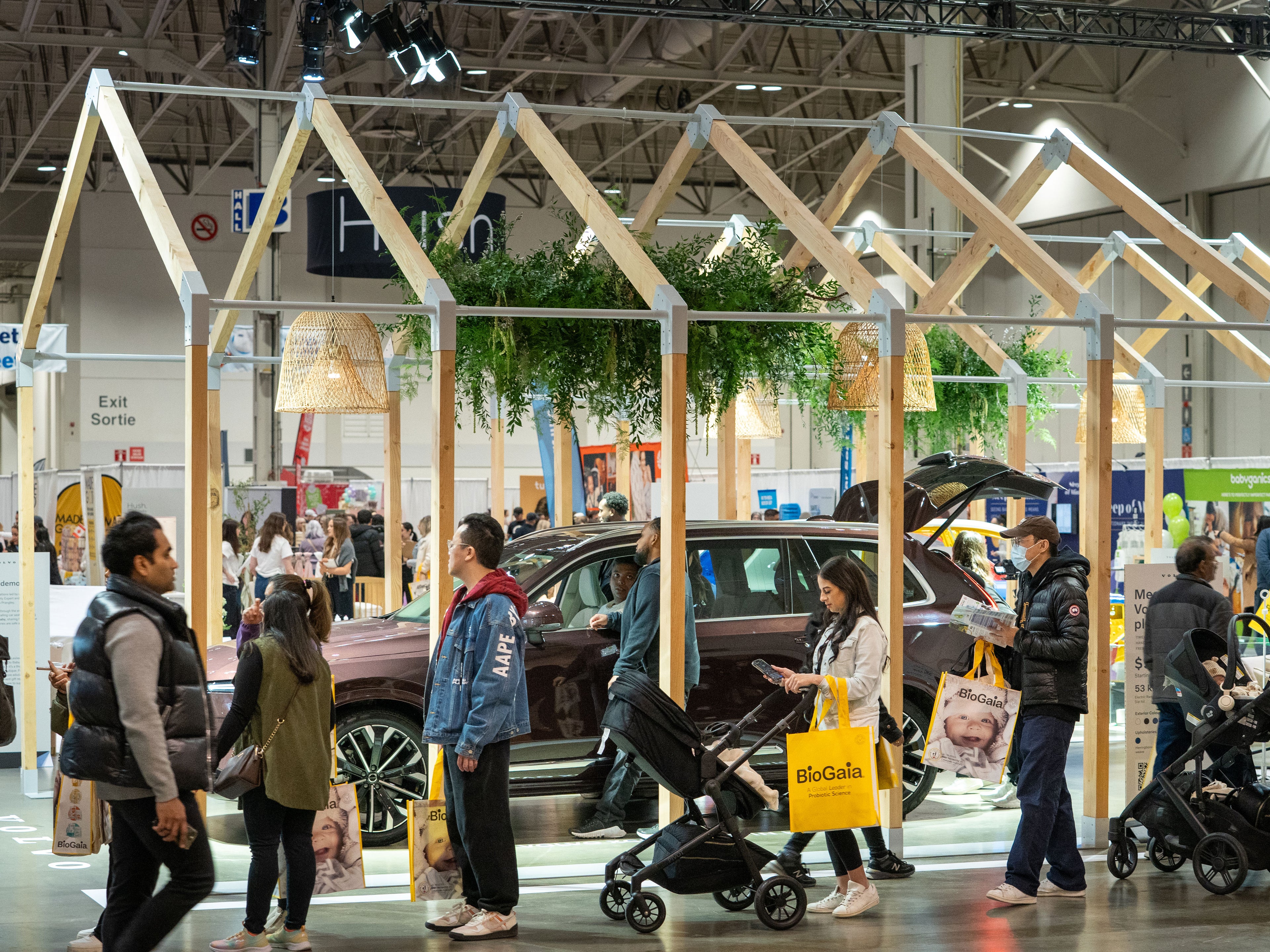 Enfant regardant un Volvo XC90