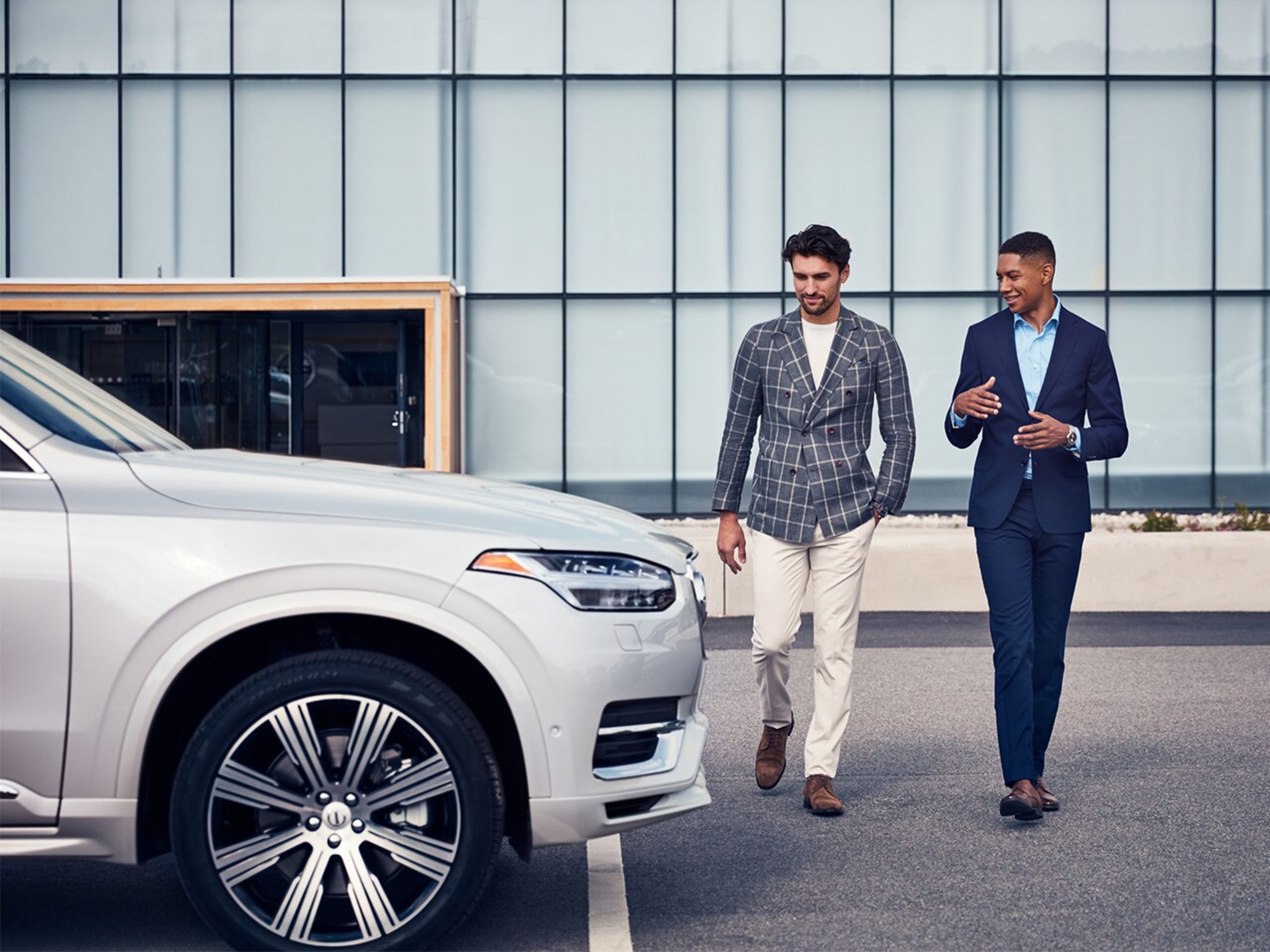 Két férfi halad át egy Volvo előtt