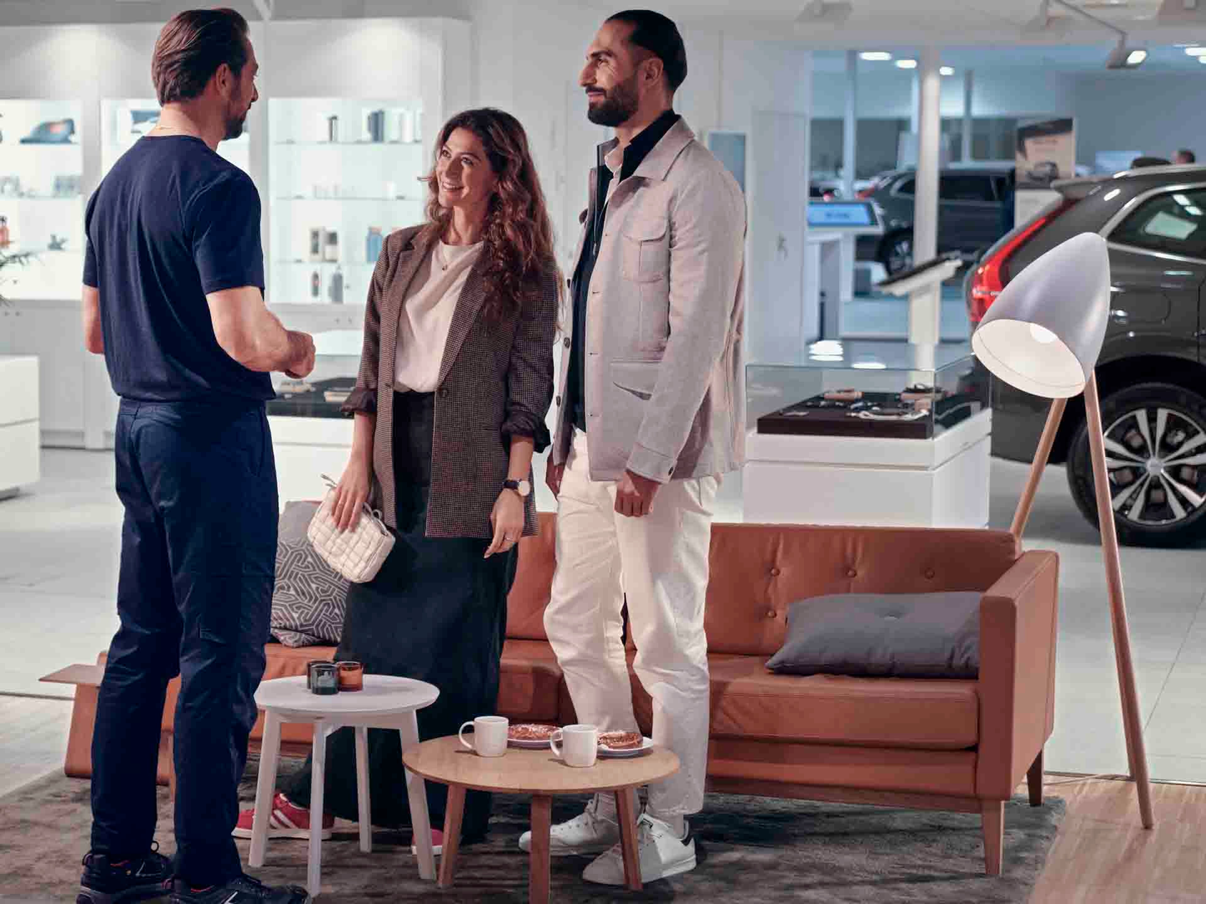 Una pareja en un concesionario oficial Volvo