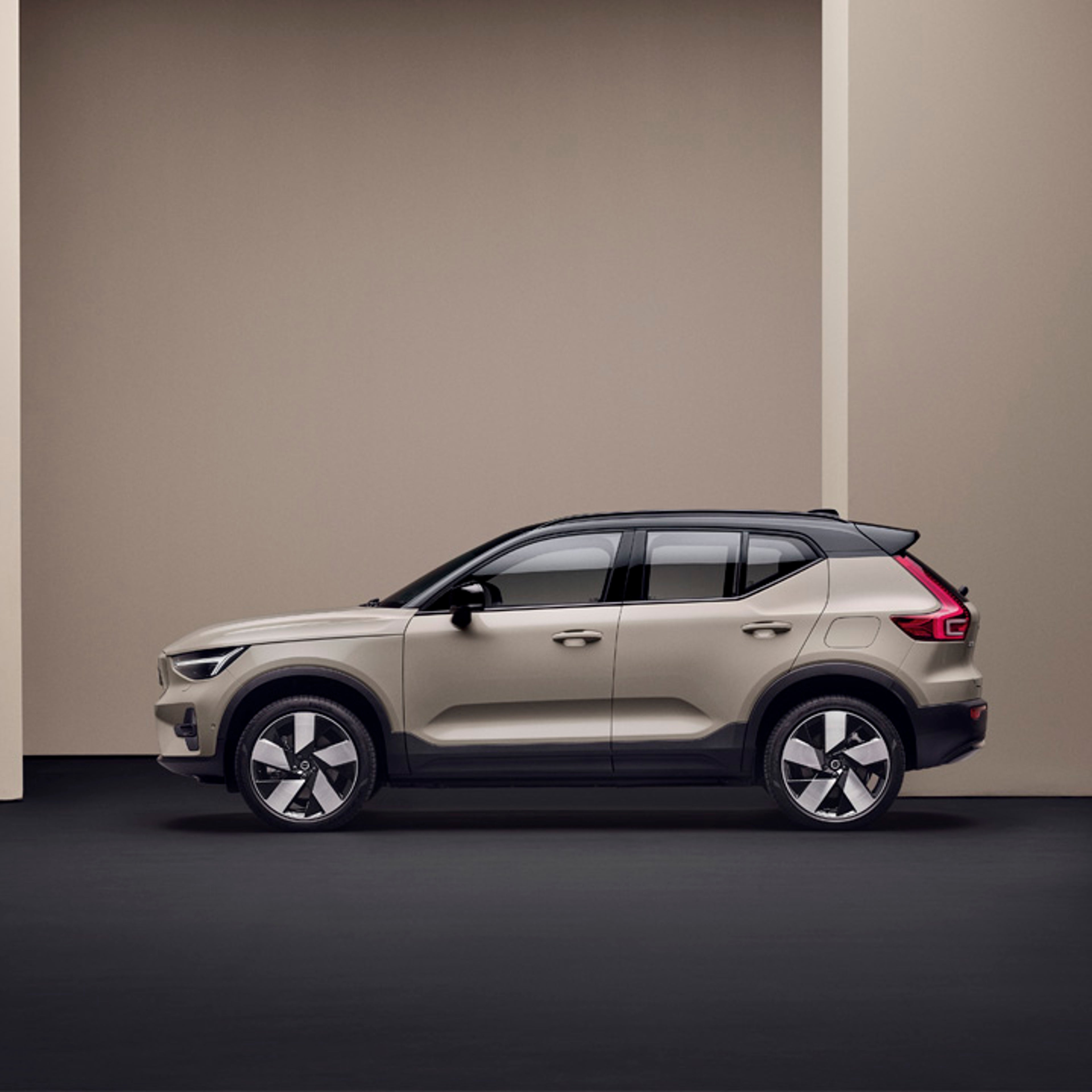 Volvo EX40 vista lateral