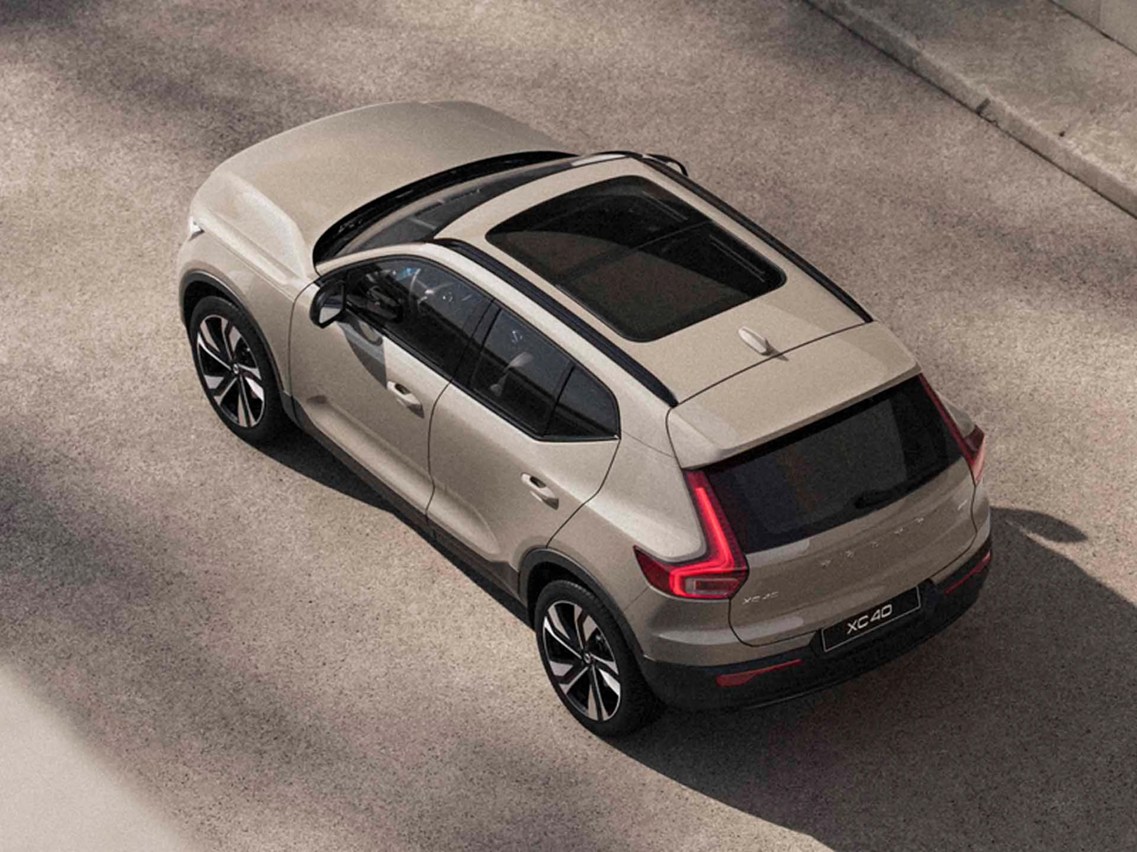 Volvo XC40 vista aérea con su techo panorámico