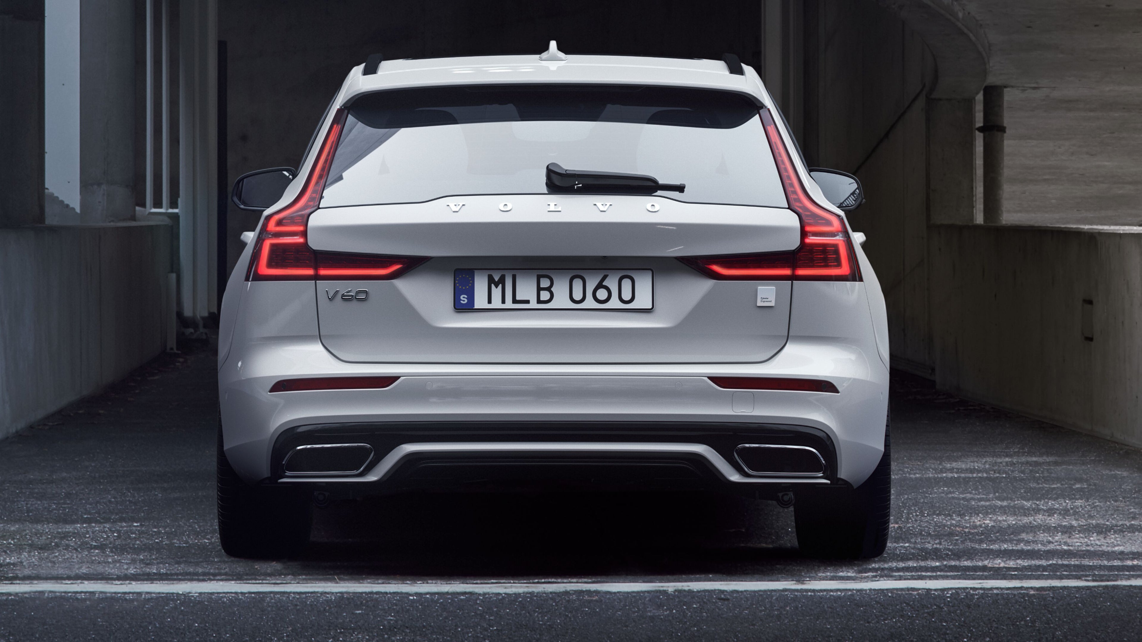 Heckansicht eines silbernen Volvo V60 in einer Garage.