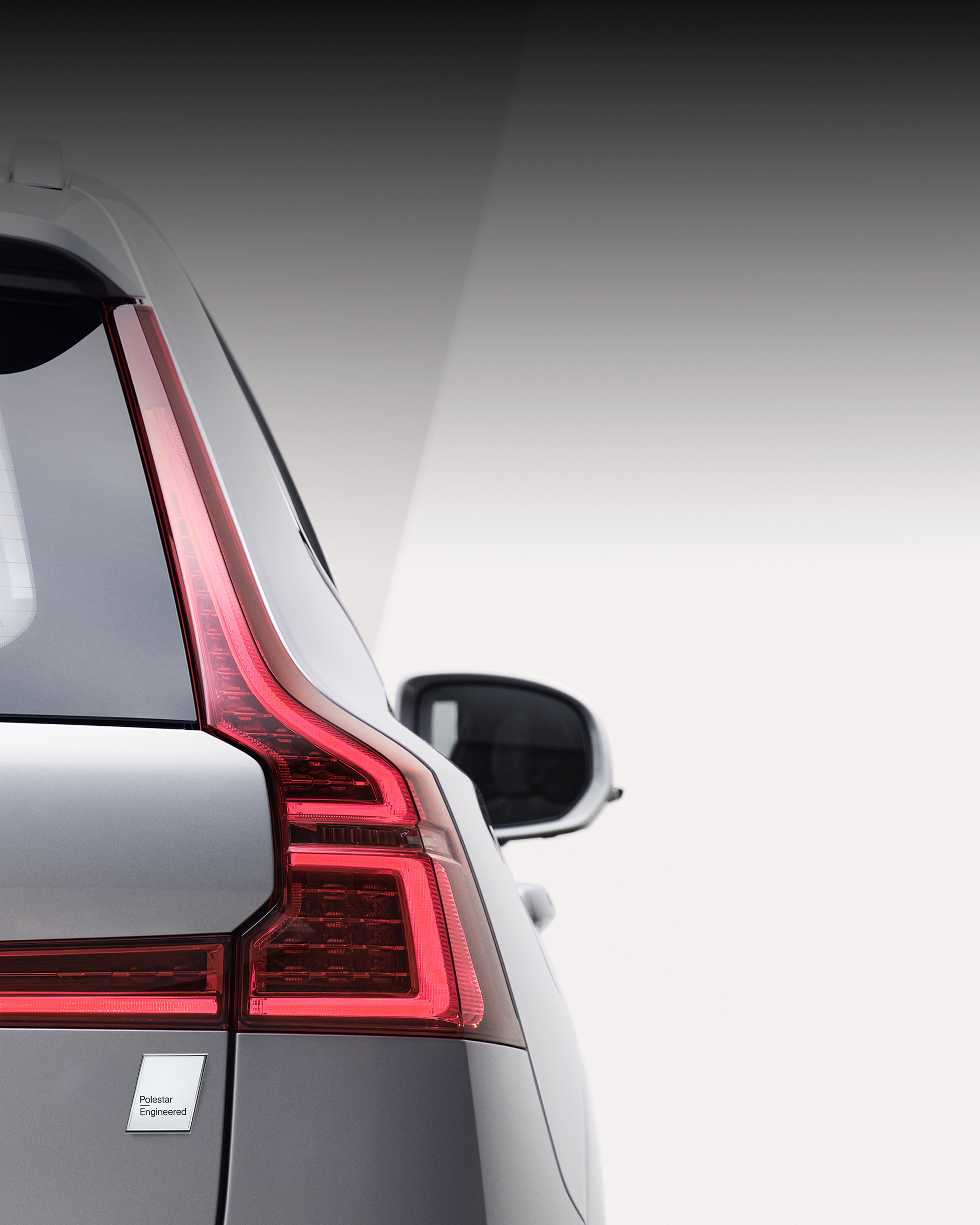 Silvrig Volvo XC60 bakifrån