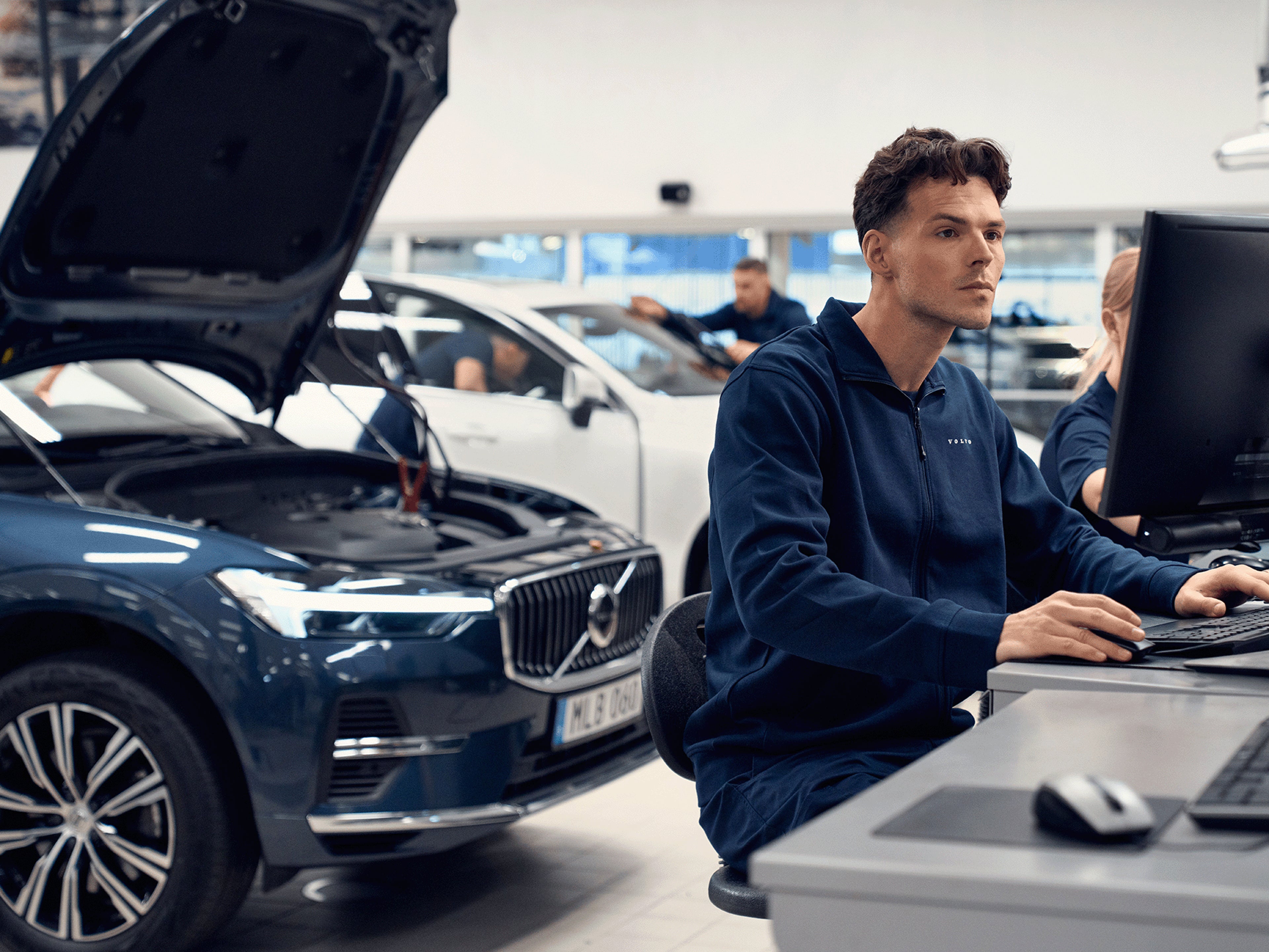 Ein Volvo Mitarbeitender führt ein Software Update durch.