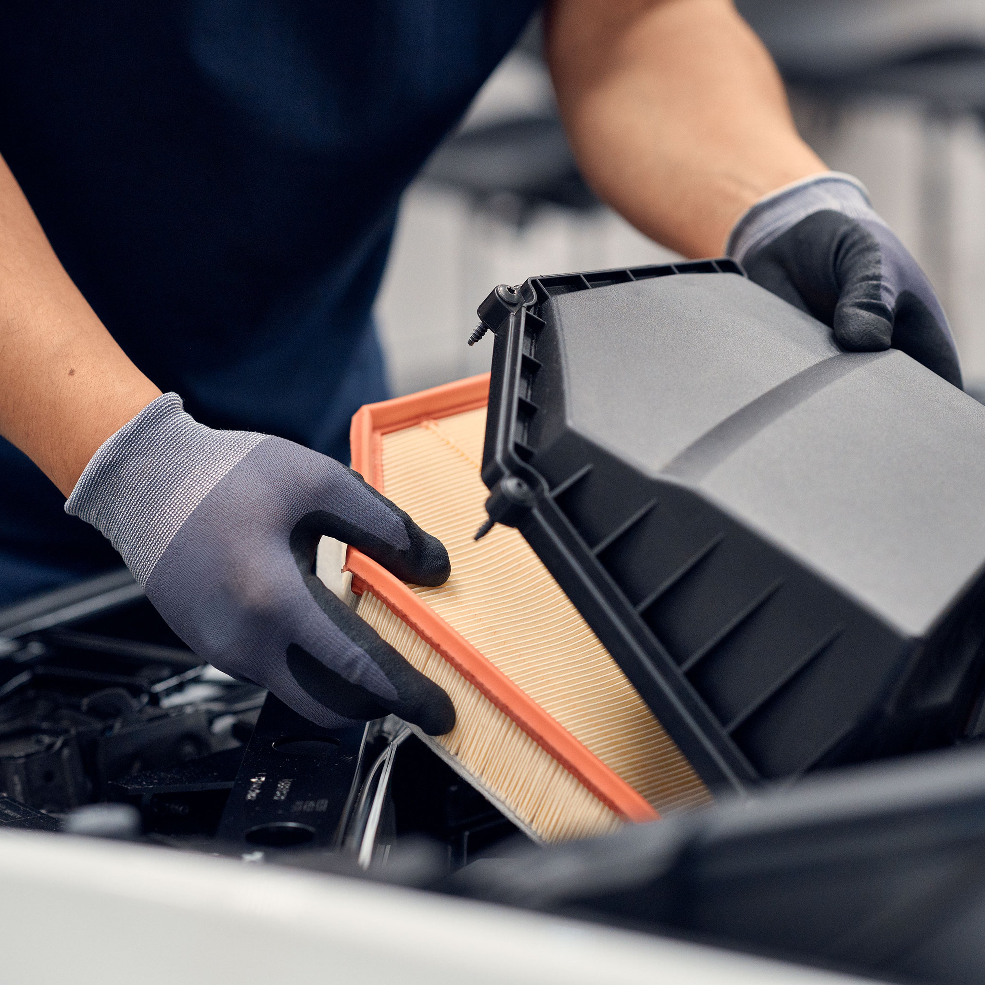 Volvo Omamekaanikko vaihtaa ilmanputsauksen suodatinta.