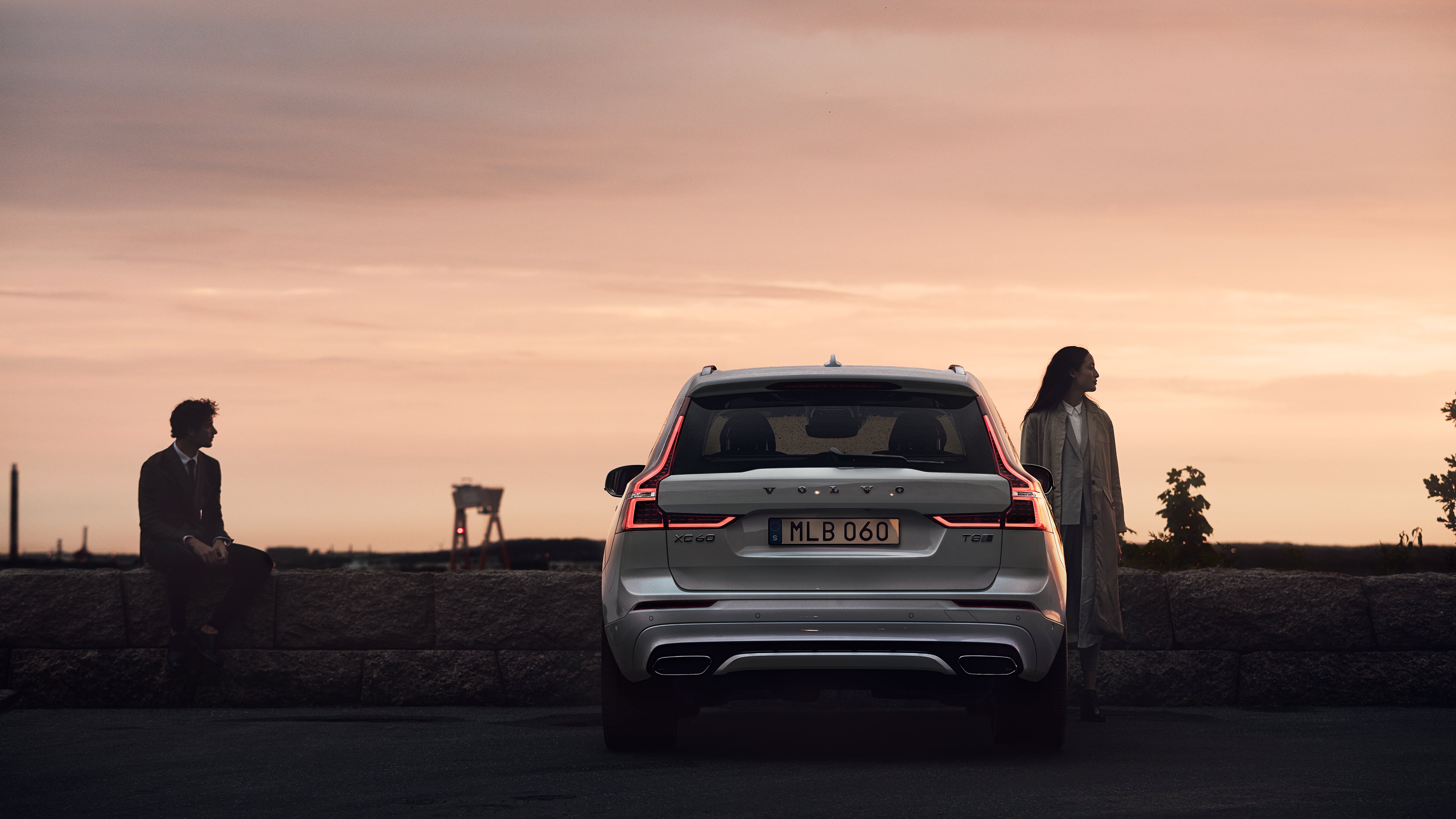 Coucher de soleil sur une voiture Volvo vue de dos