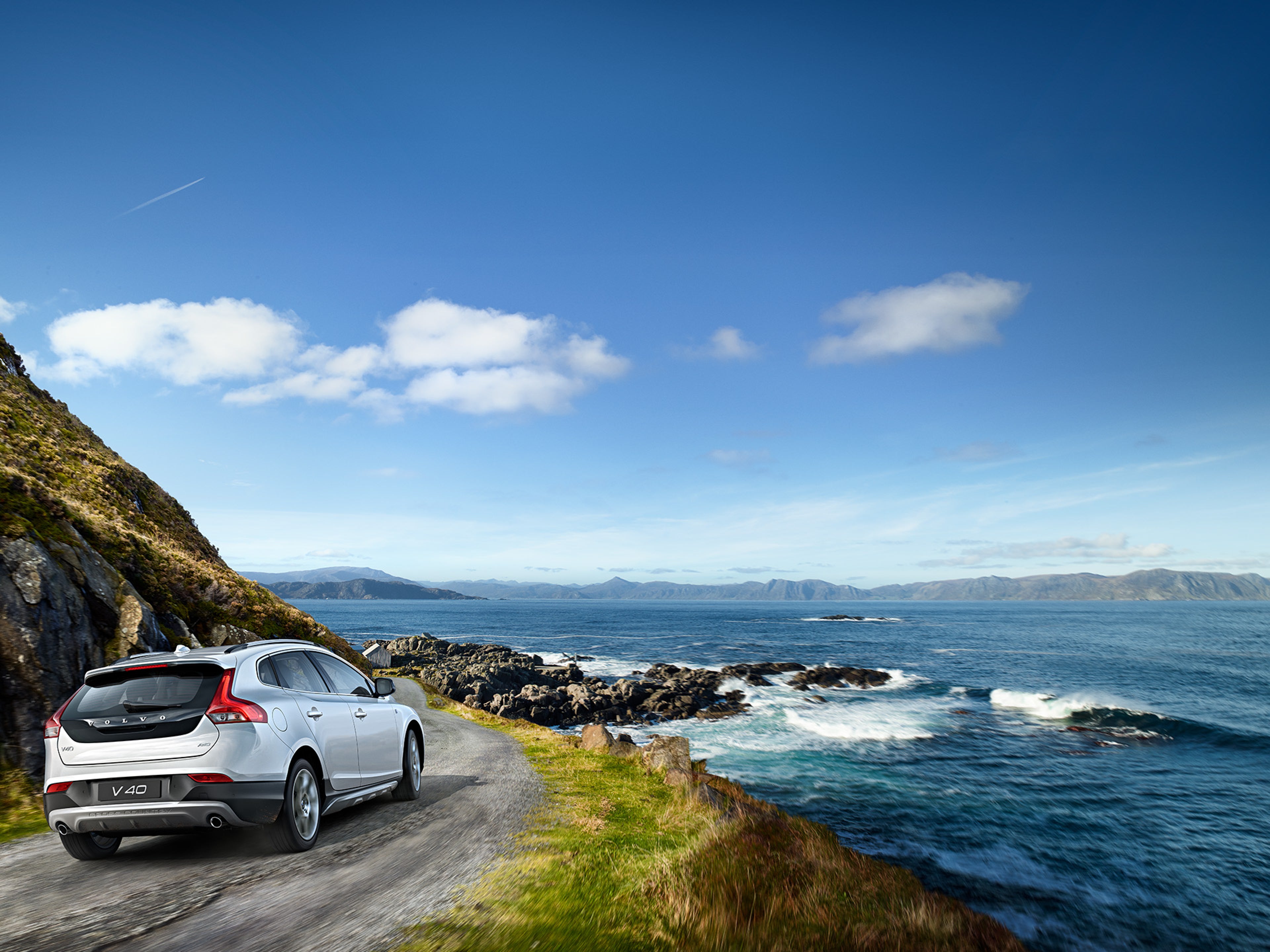 V40 branco numa paisagem numa costa com o mar na lateral
