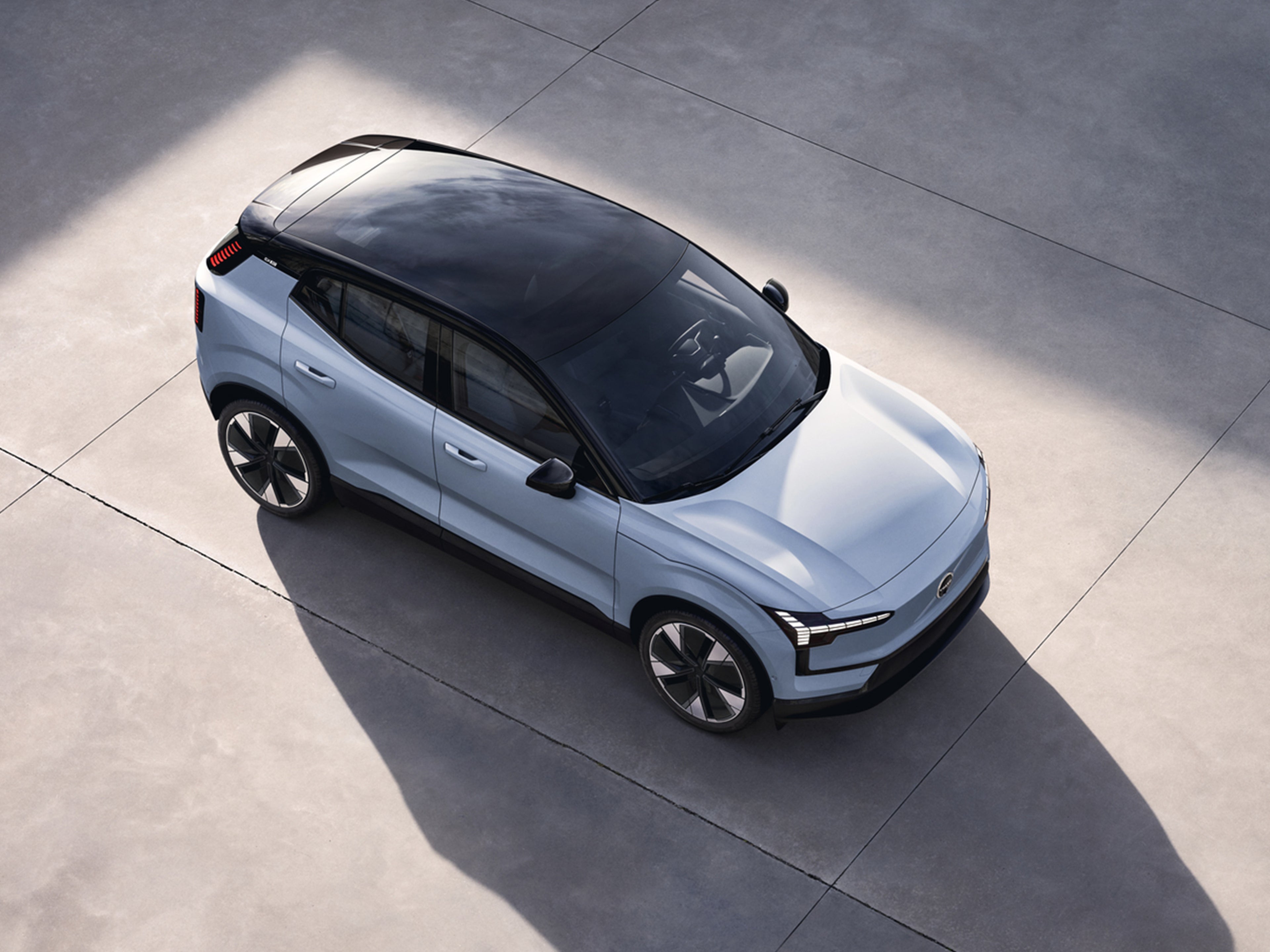 Cloud Blue -värinen Volvo EX30 täyssähköauto.