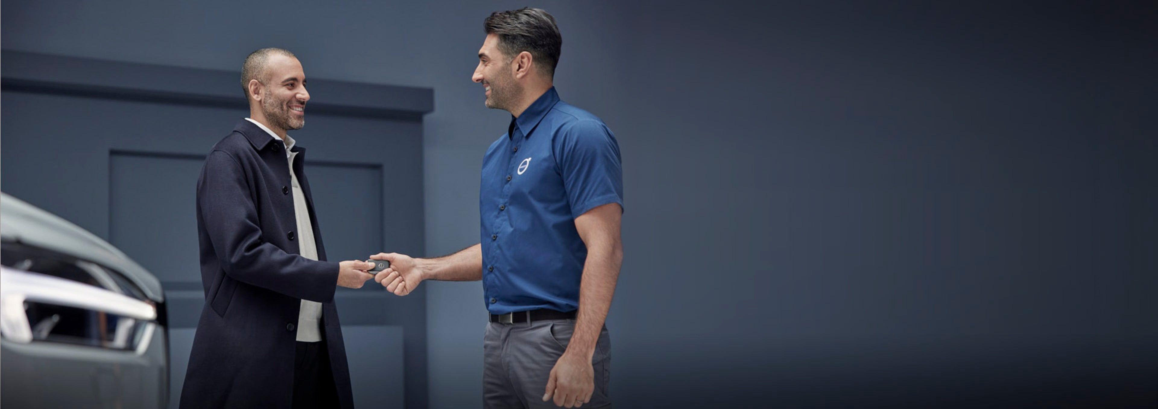 Un angajat Volvo predă cheia Volvo unui client