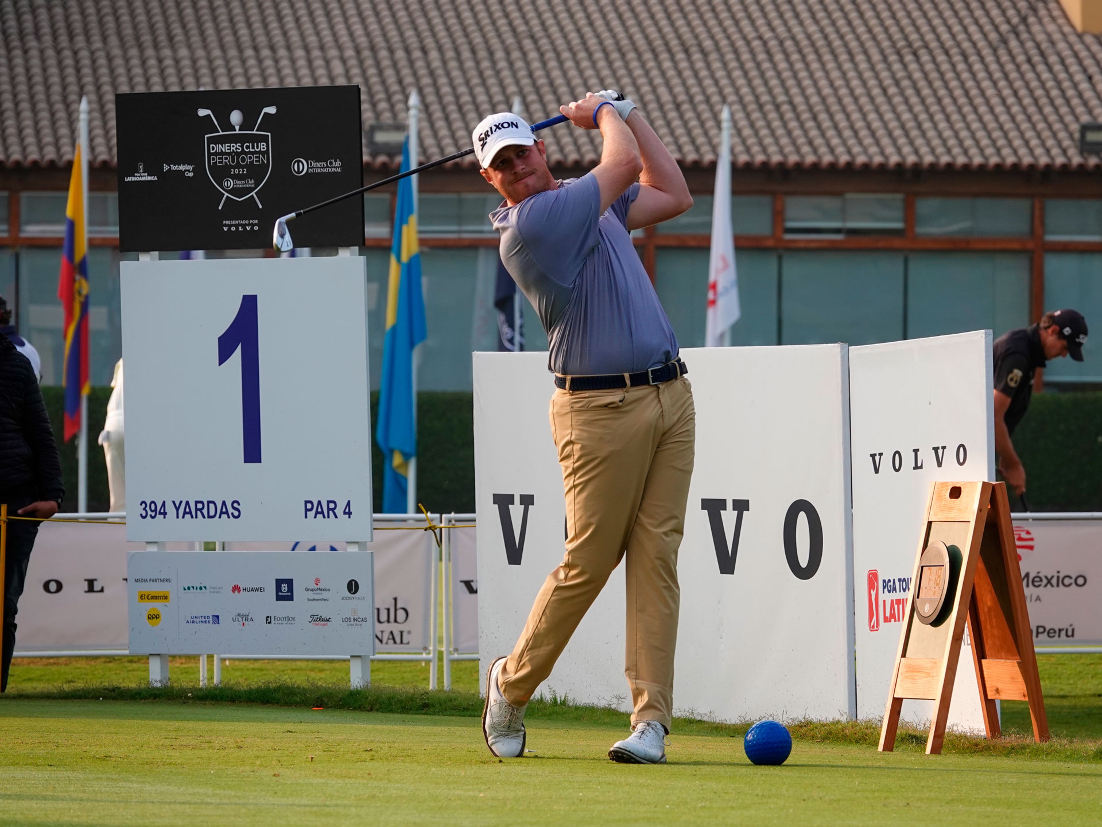 Una jugador en un torneo de golf