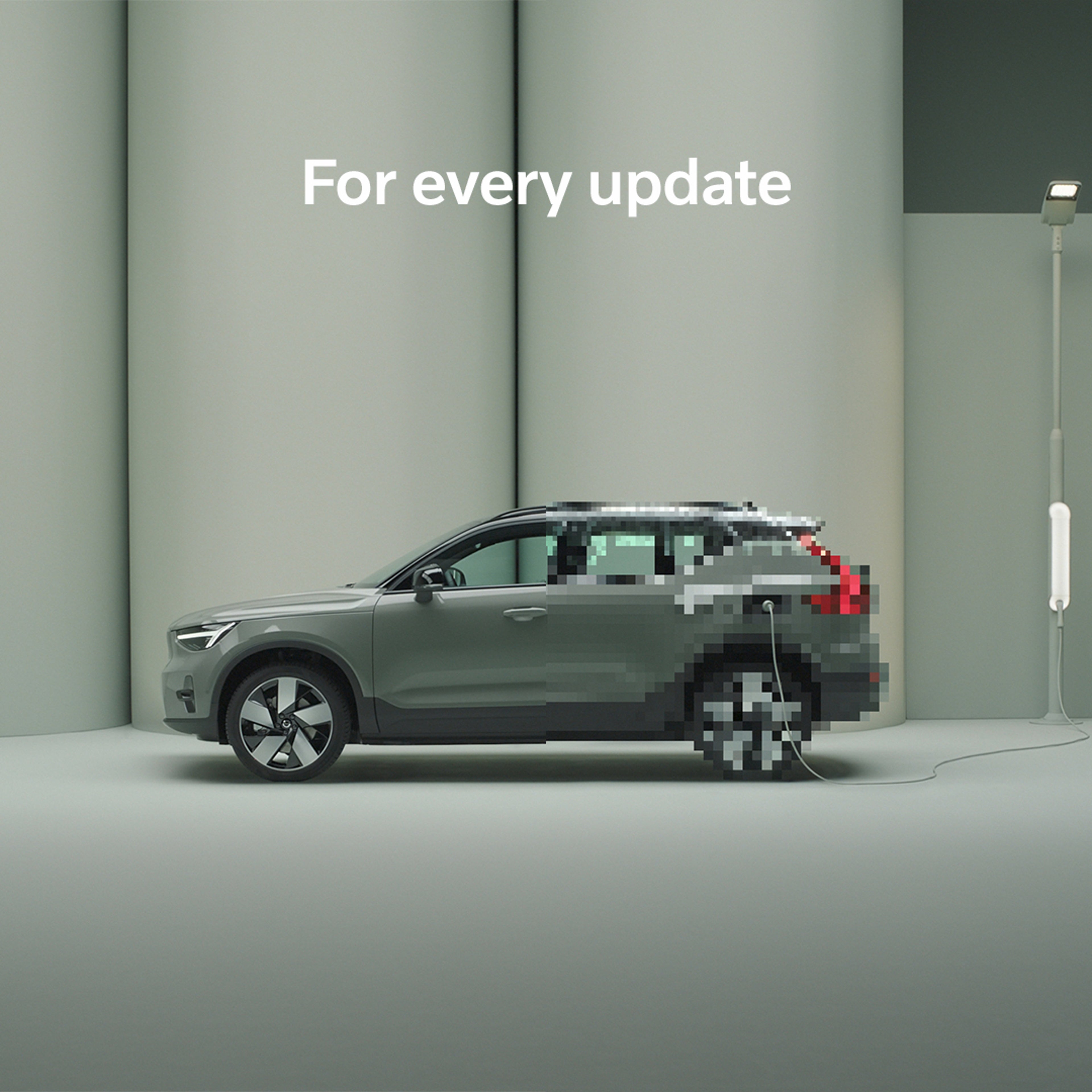 XC40 verde, vista lateral, num estudio verde, iluminado, com a parte traseira pixilizada e com a frase "For every update"