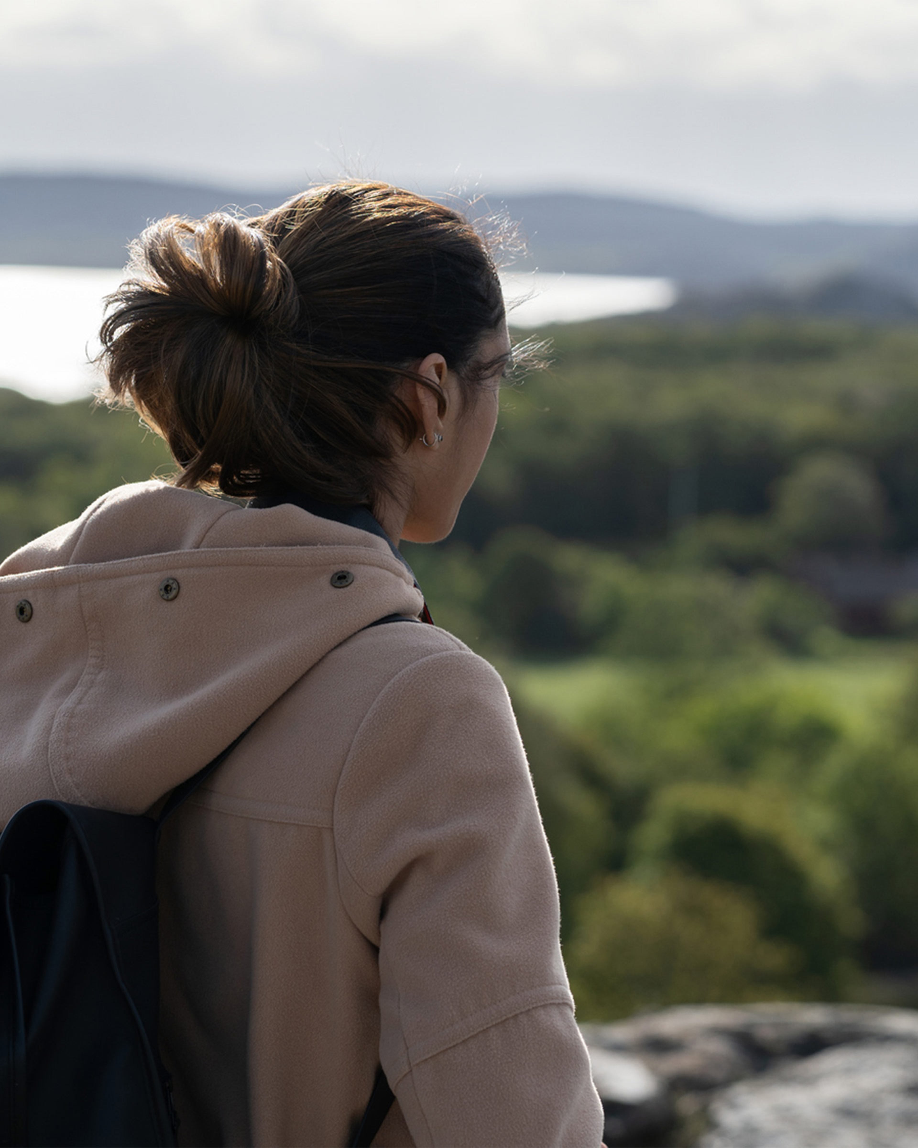 Kvinna med ryggsäck