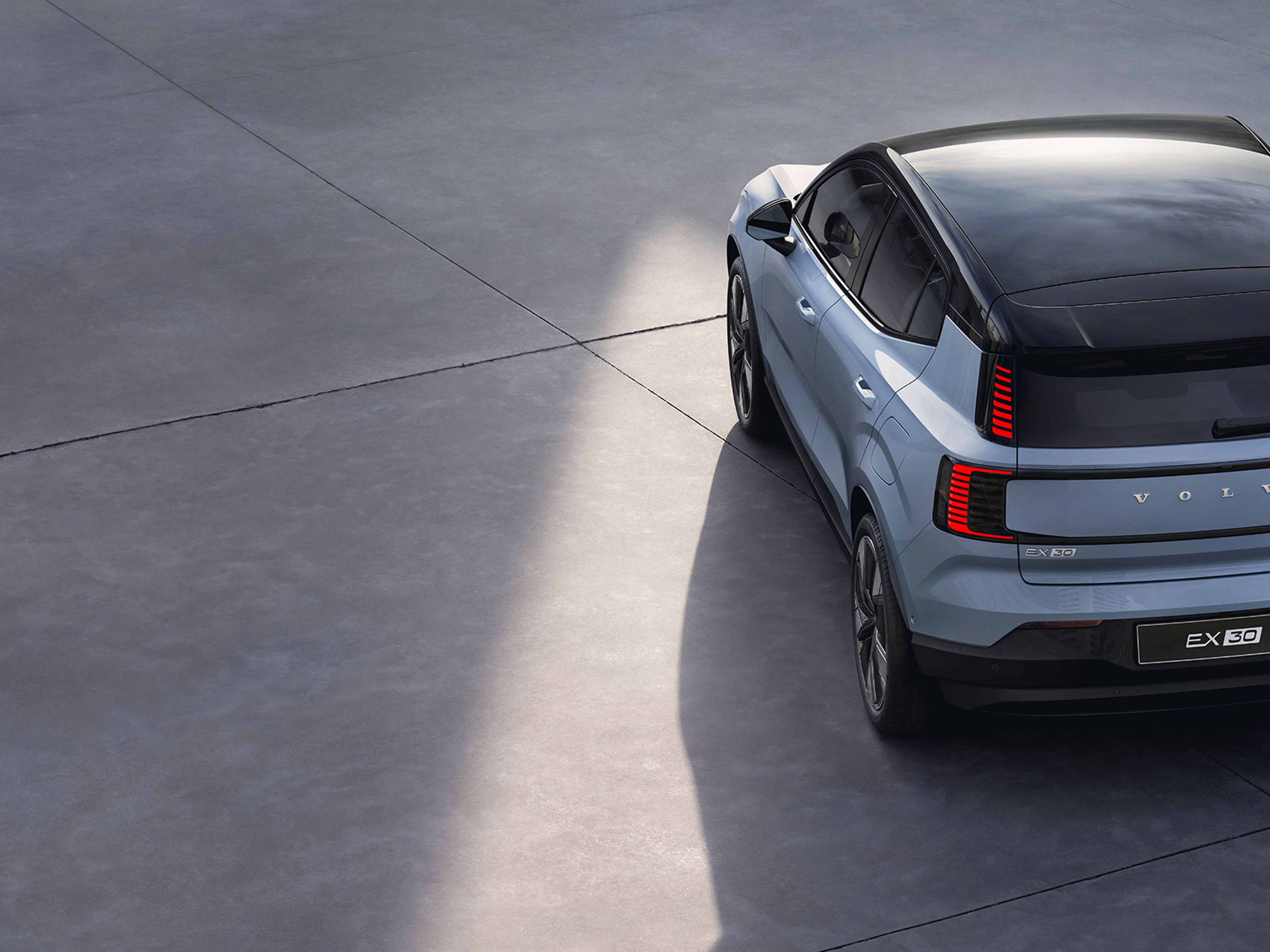 Ljusblå EX30 på parkeringsplats