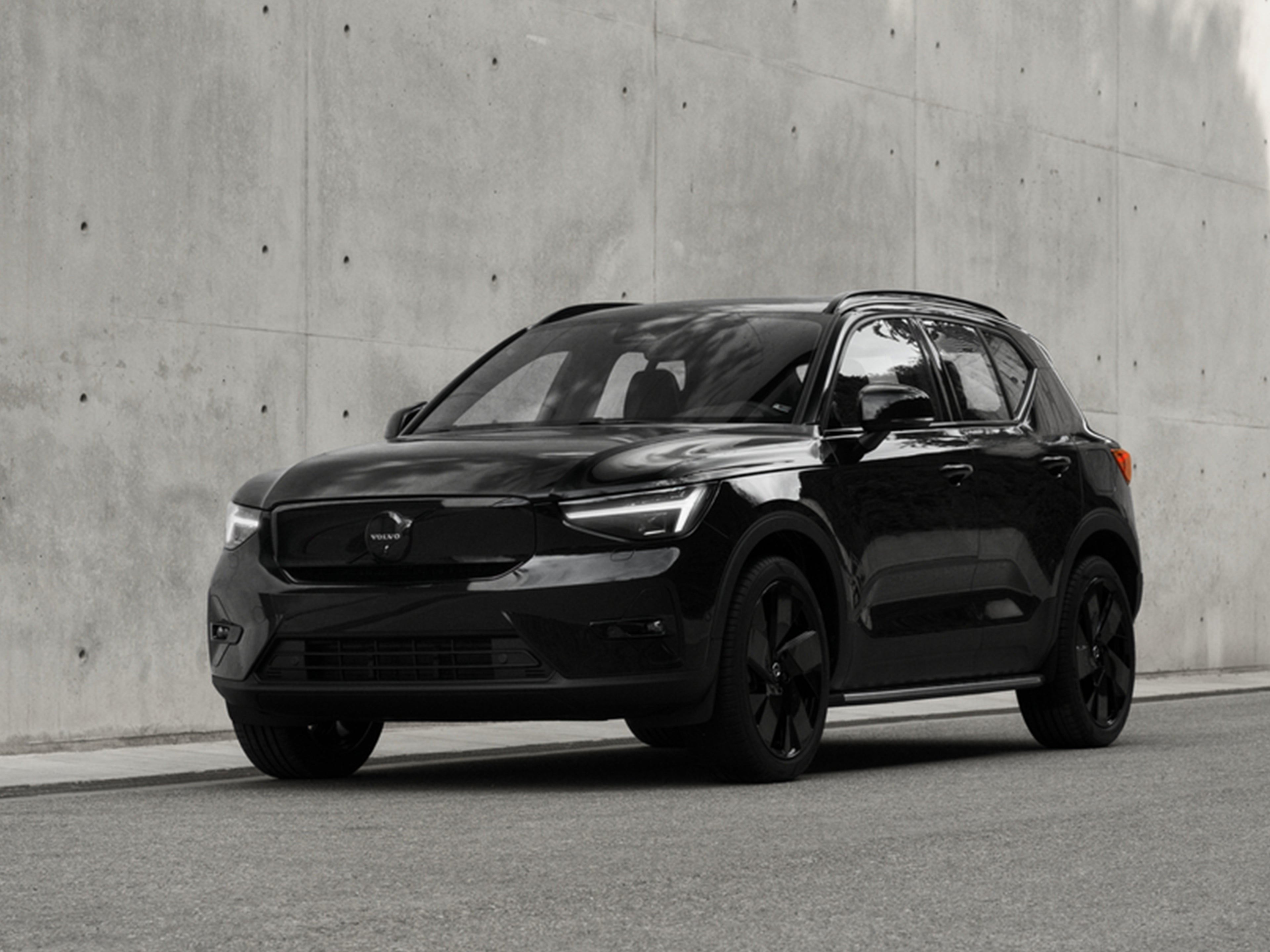 Volvo EX40 Black Edition täyssähköinen katumaasturi.