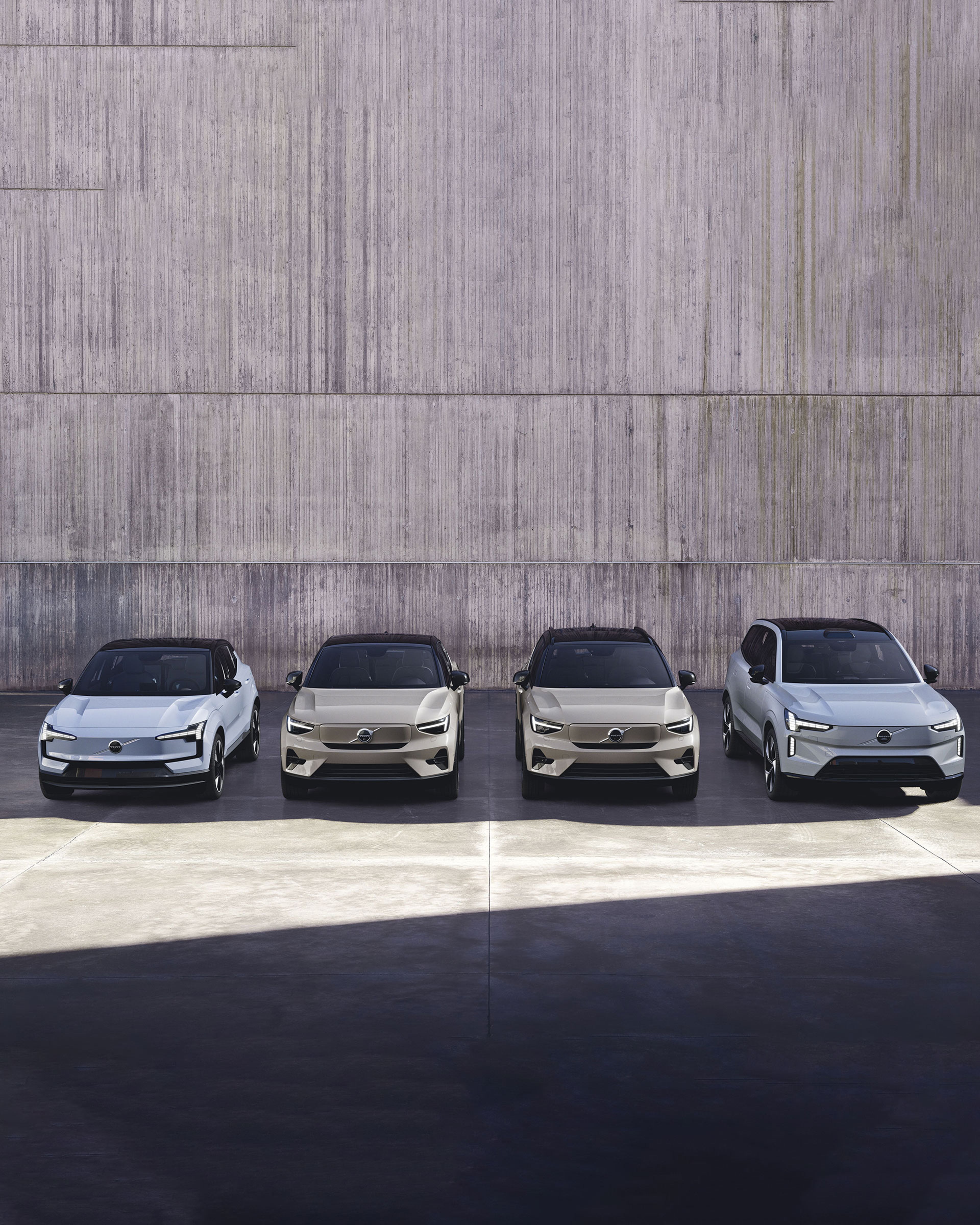 Vier Volvo Modelle stehen nebeneinander aufgereiht