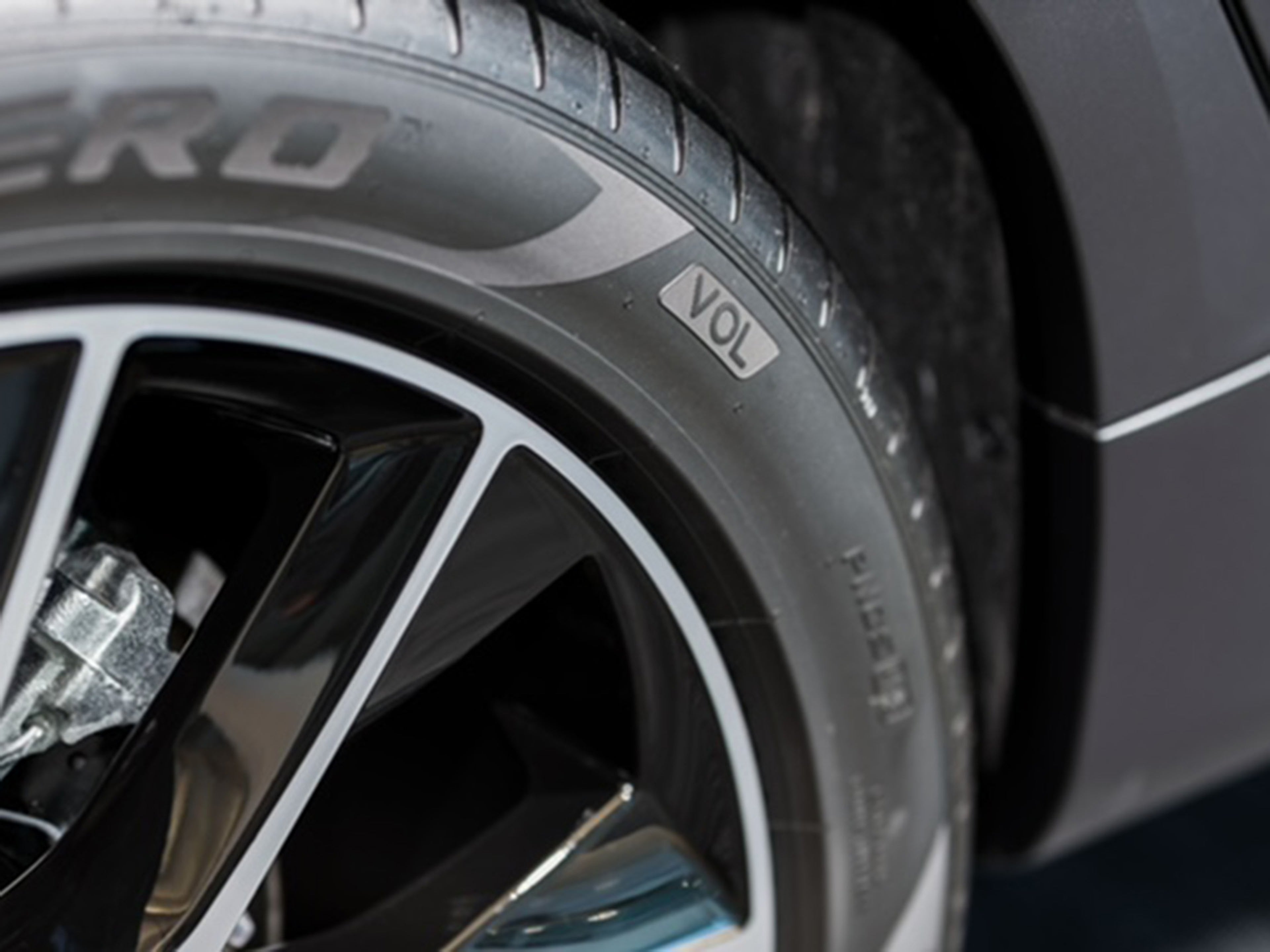 Close de 1/4 de um pneu Volvo