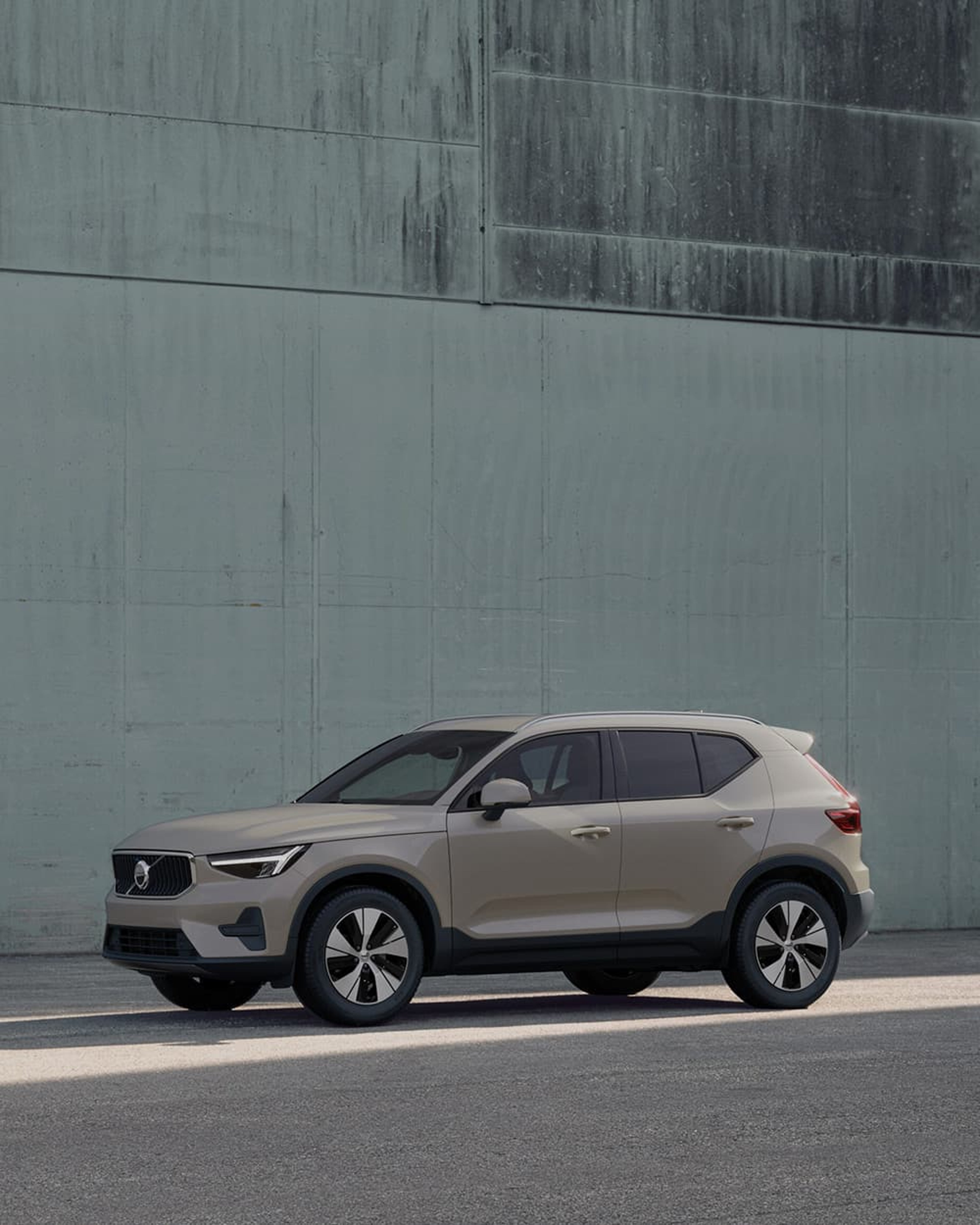 Volvo XC40 garée contre un mur vert