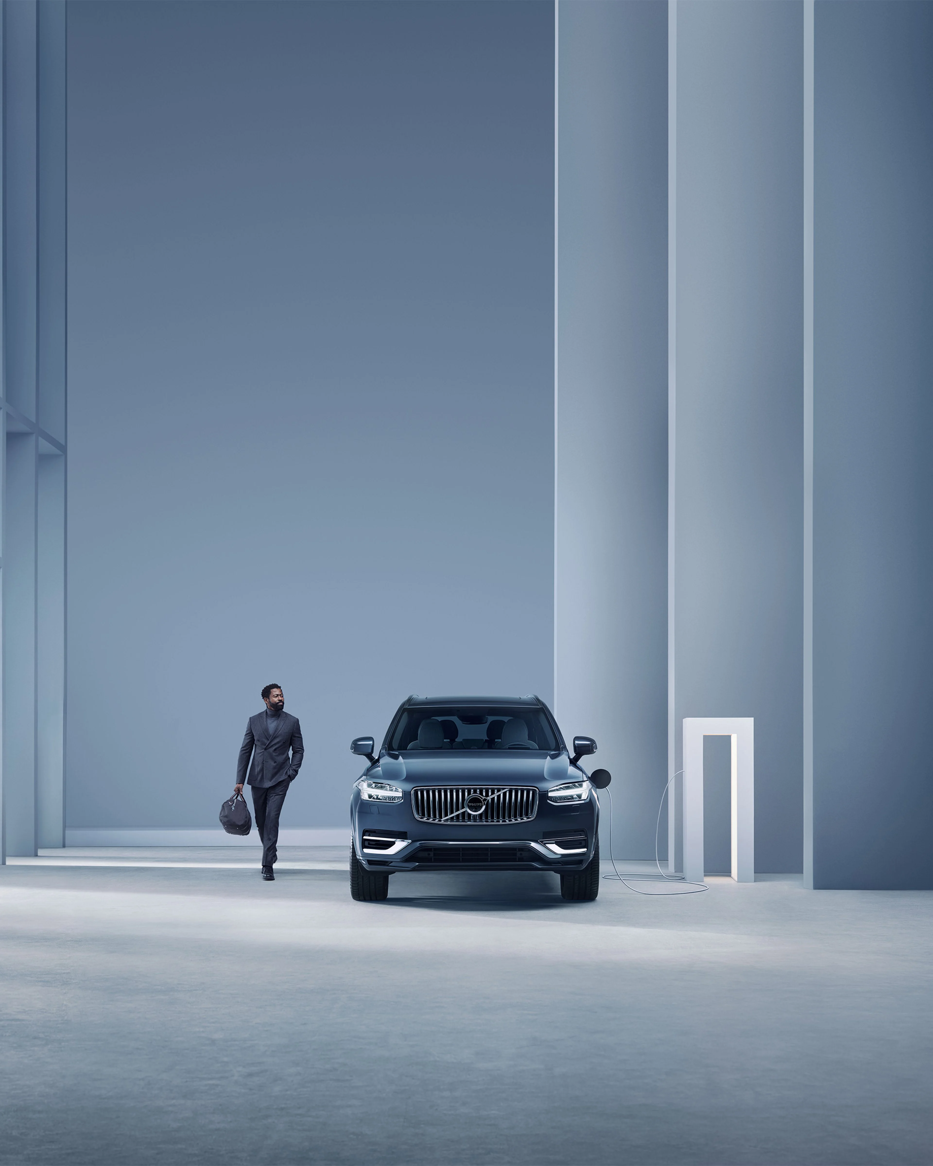 Blå Volvo XC90 i blå miljö