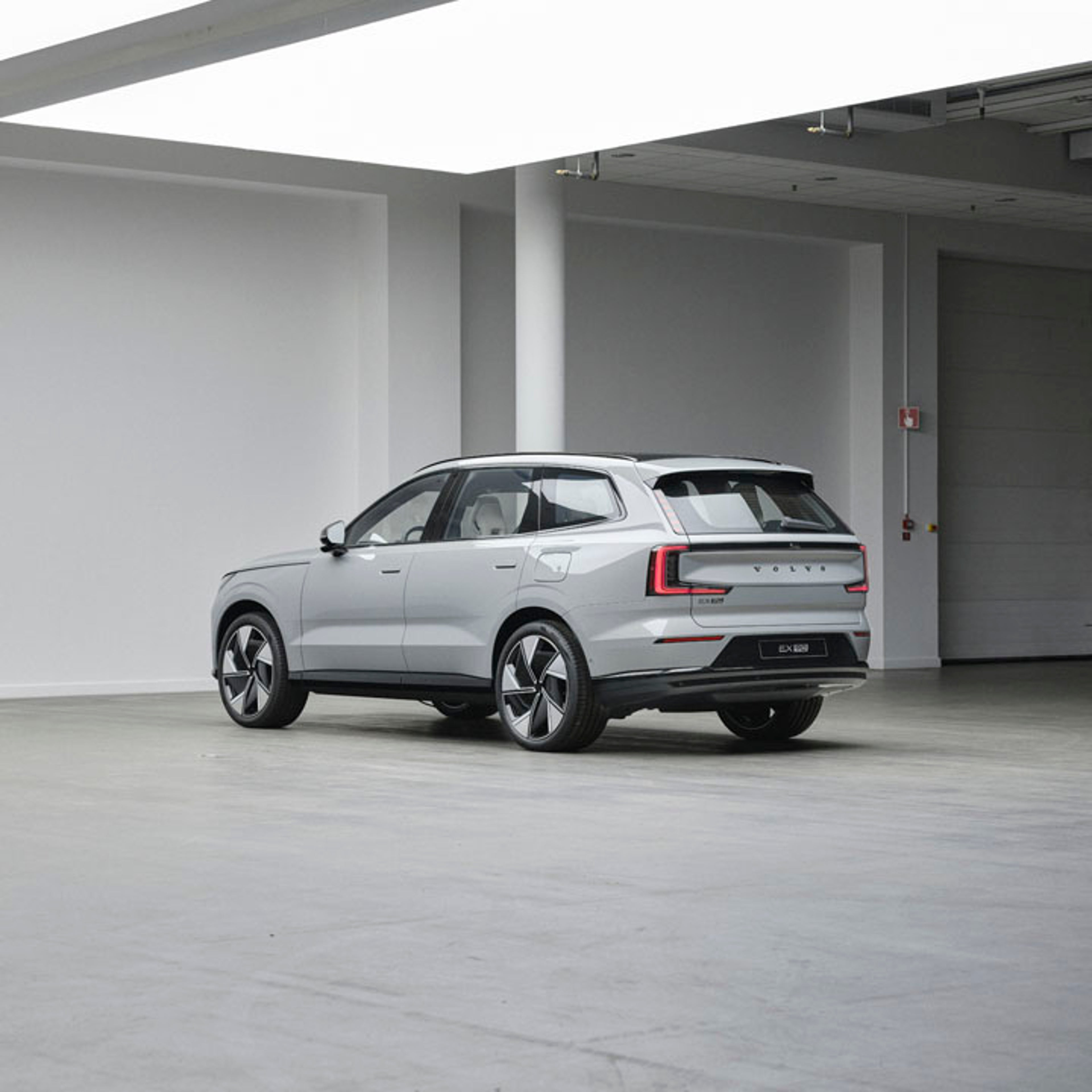 Volvo EX90 plateado vista trasera