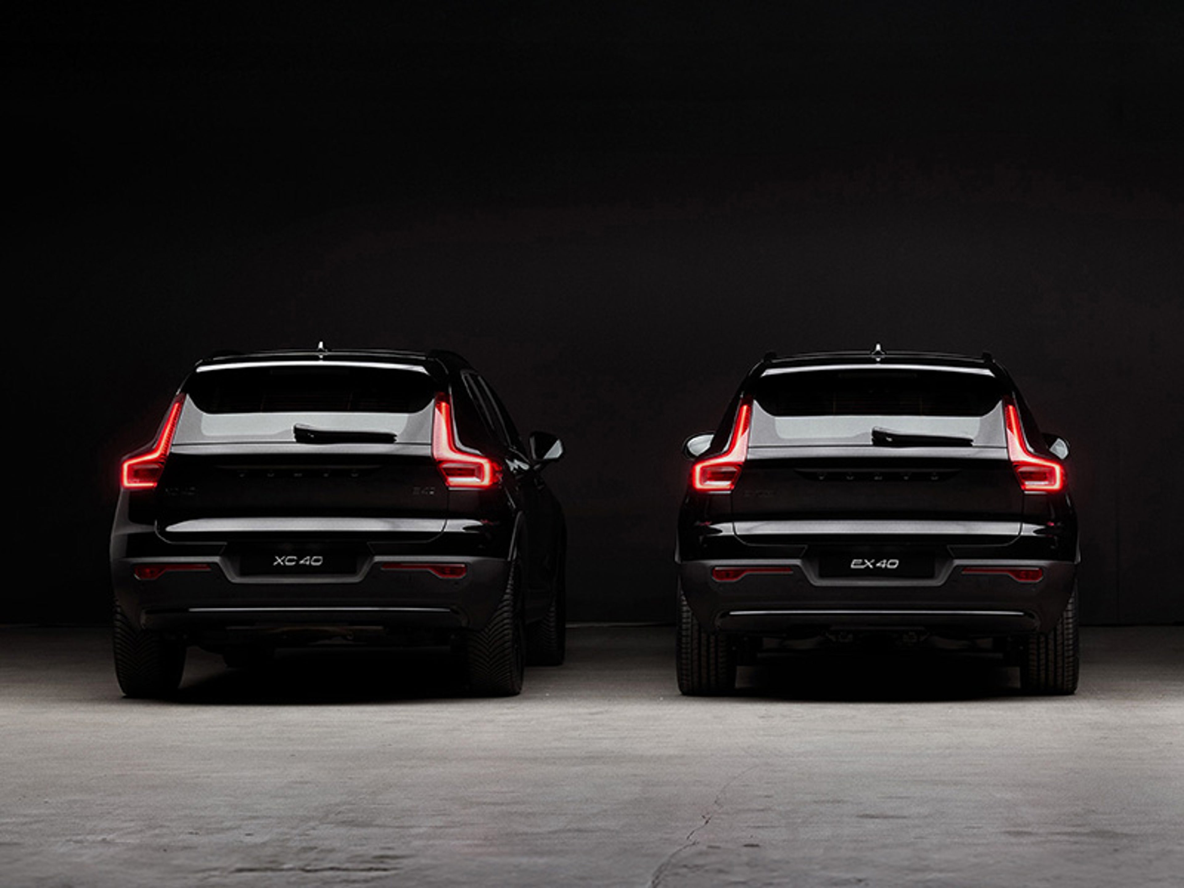 Rear view of XC40, EX40 and EC40 Black Edition in dark studio
