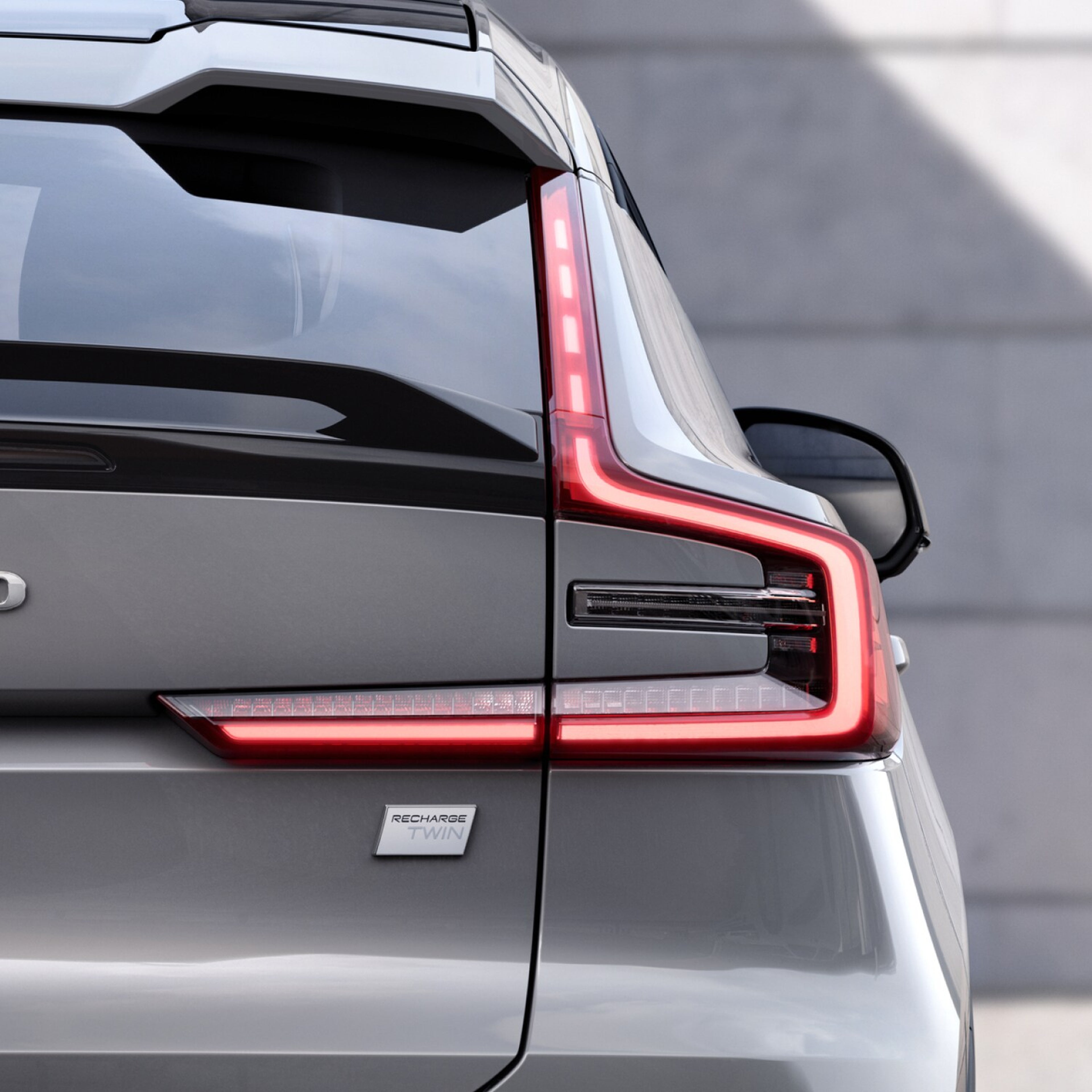 Detail zadných vonkajších svetiel na pravej strane sivého modelu Volvo C40 Recharge