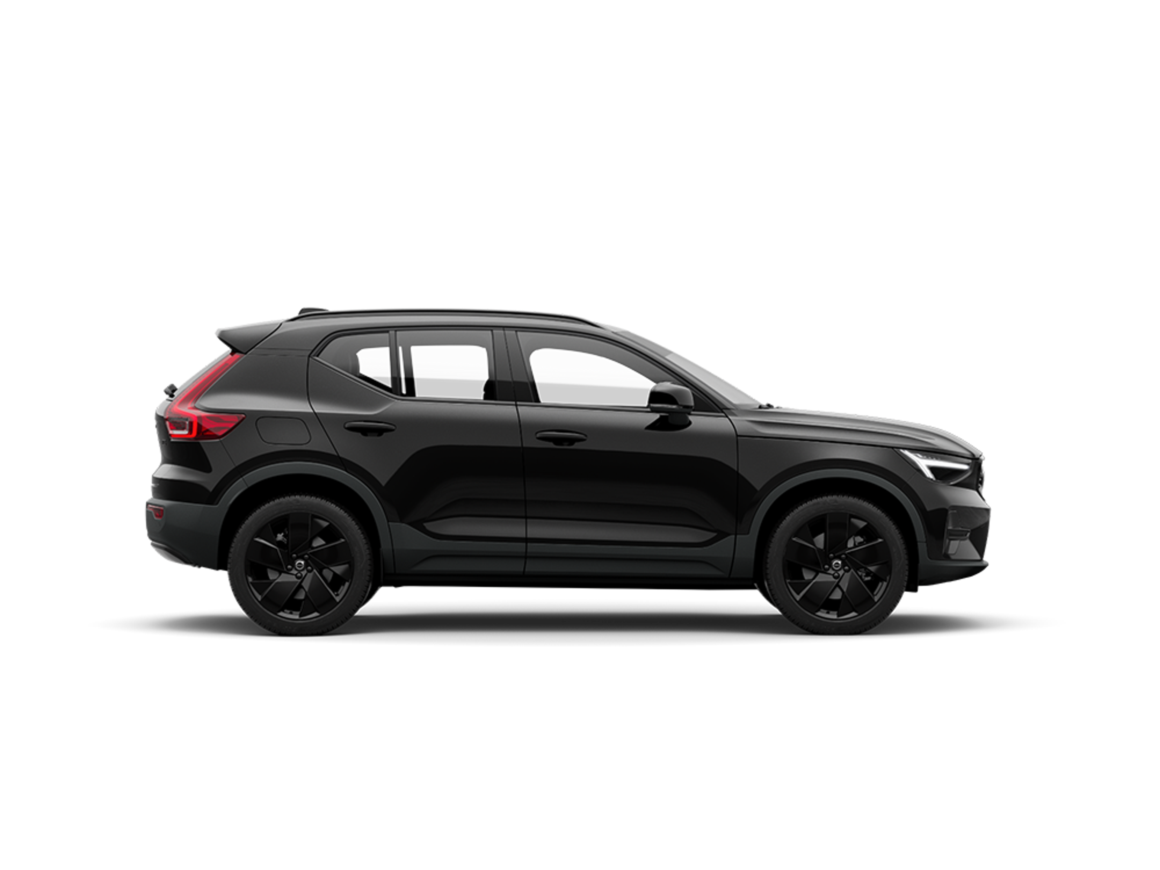 Zijaanzicht van een zwarte Volvo XC40 Black Edition SUV op een witte achtergrond.