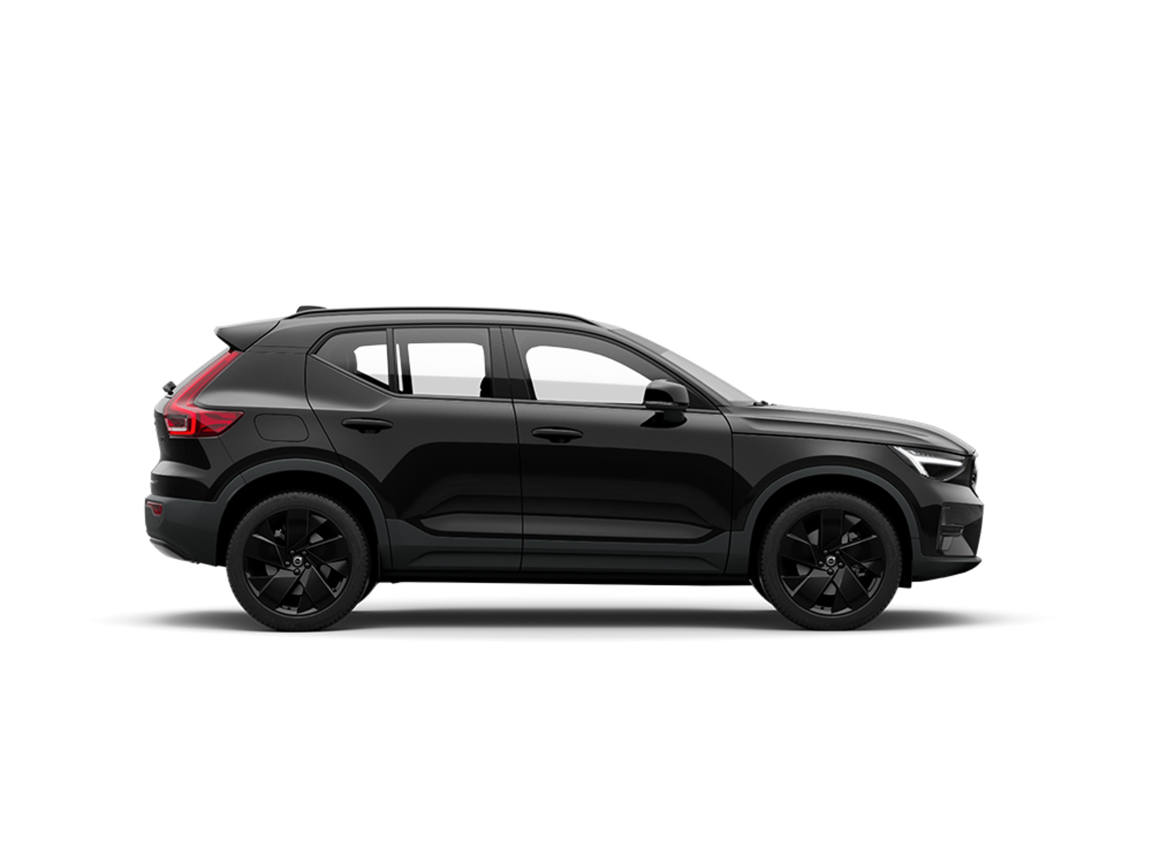 Vue latérale d'un SUV Volvo XC40 Black Edition noir sur fond blanc.