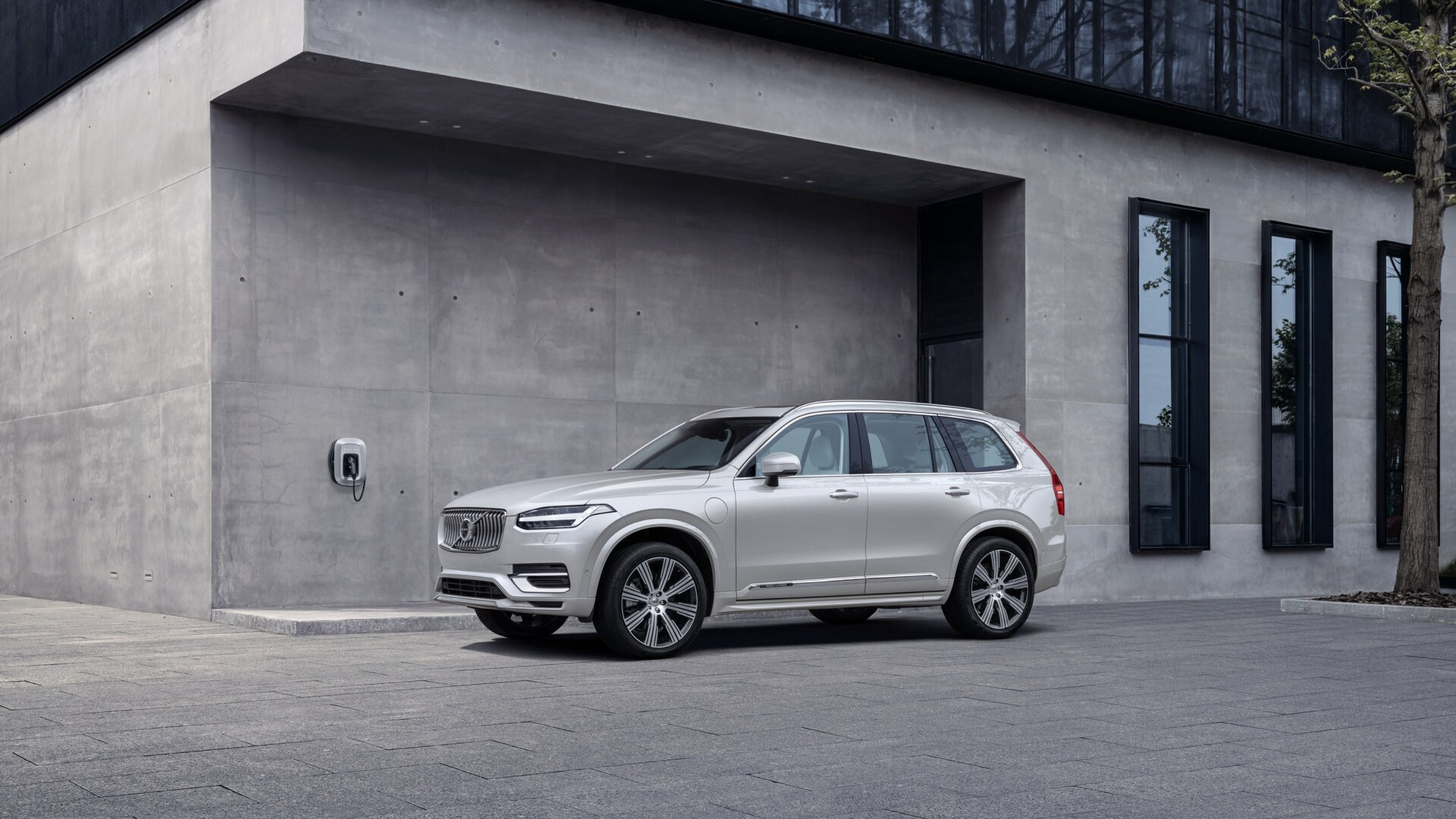 Szürke Volvo egy fali töltőbox mellett